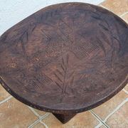 African monoxyle side table in carved wood with a curved top, 48x36 cm.