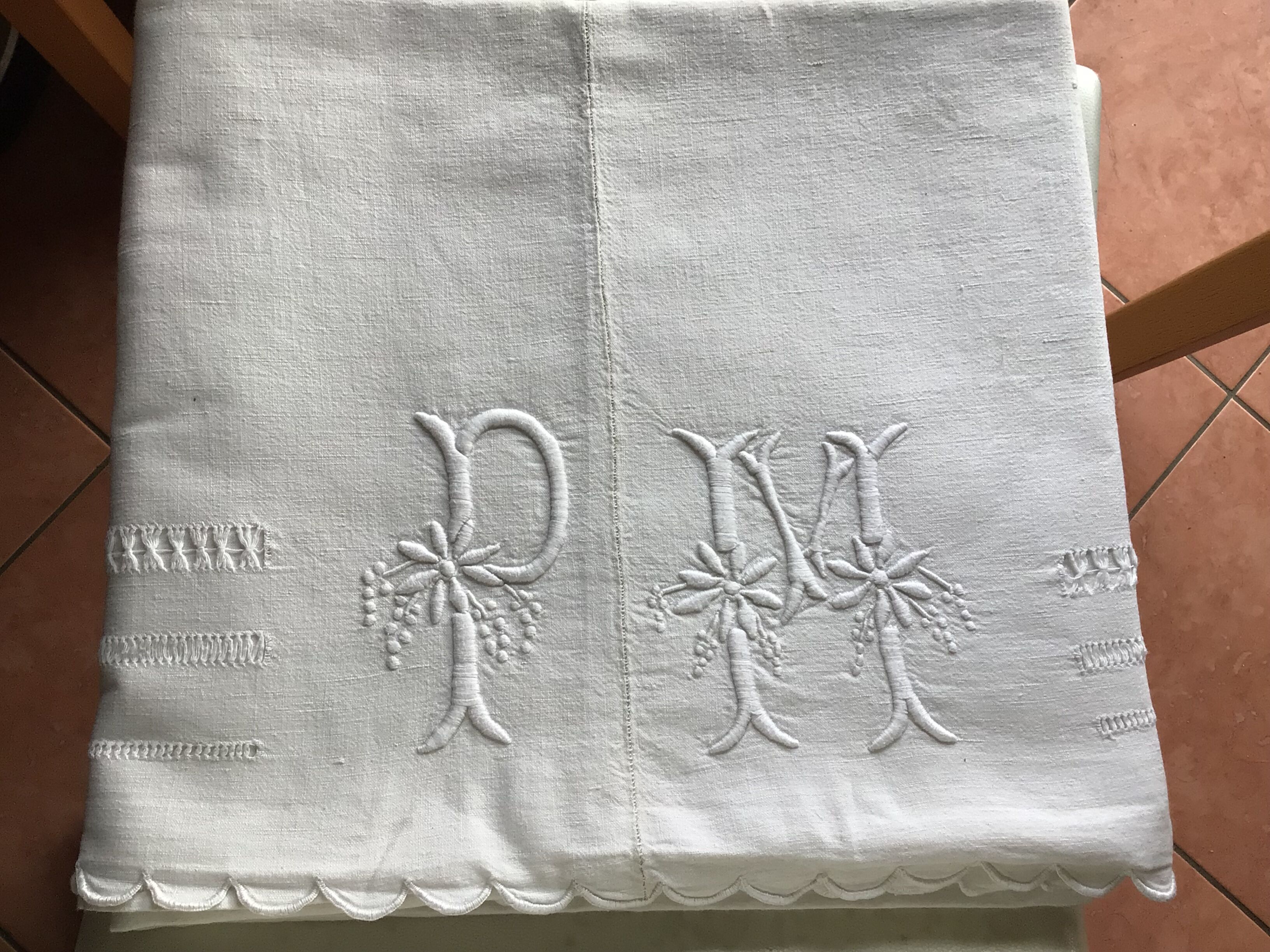 Embroidered sheet PM scalloped edge triple day central seam