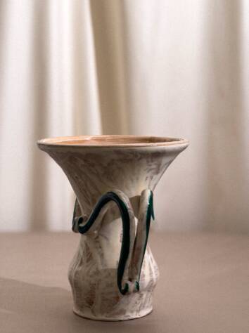 Vase bicolore à anses en accolade par Jean Austruy
