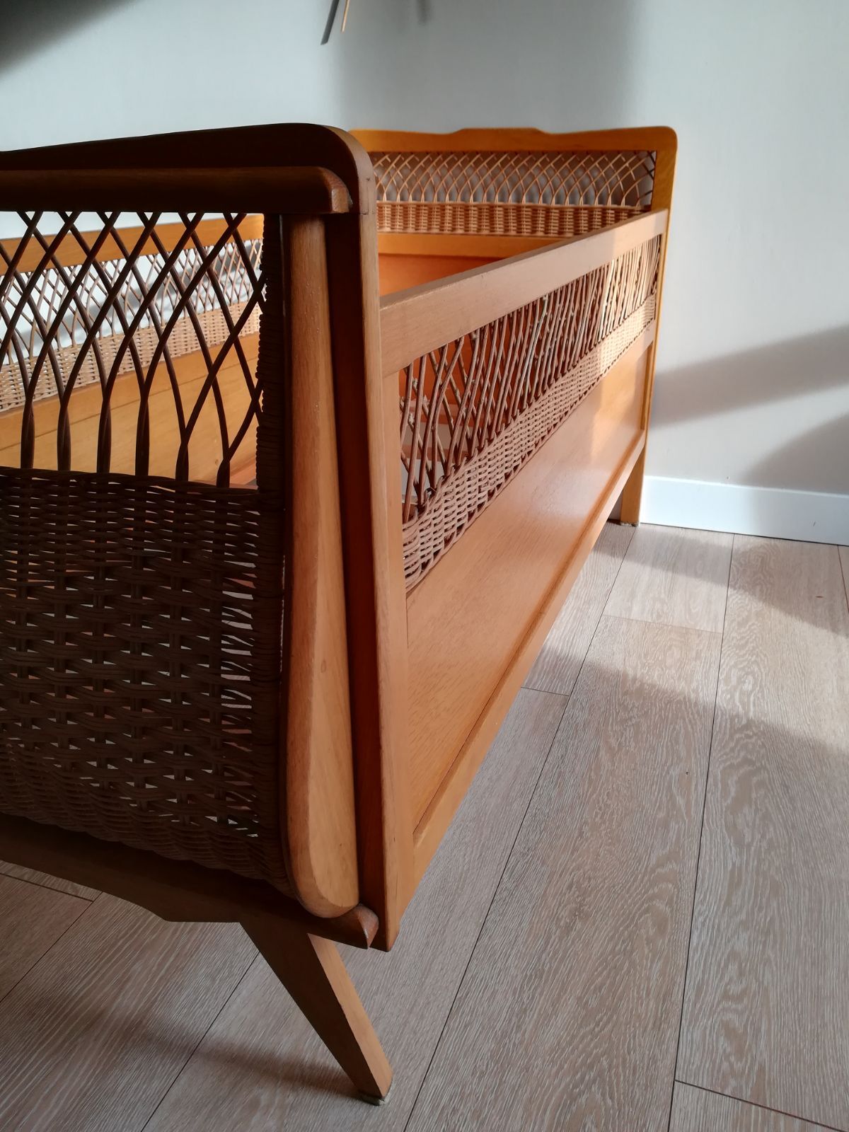 Lit bébé en bois et rotin vintage