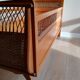 Lit bébé en bois et rotin vintage