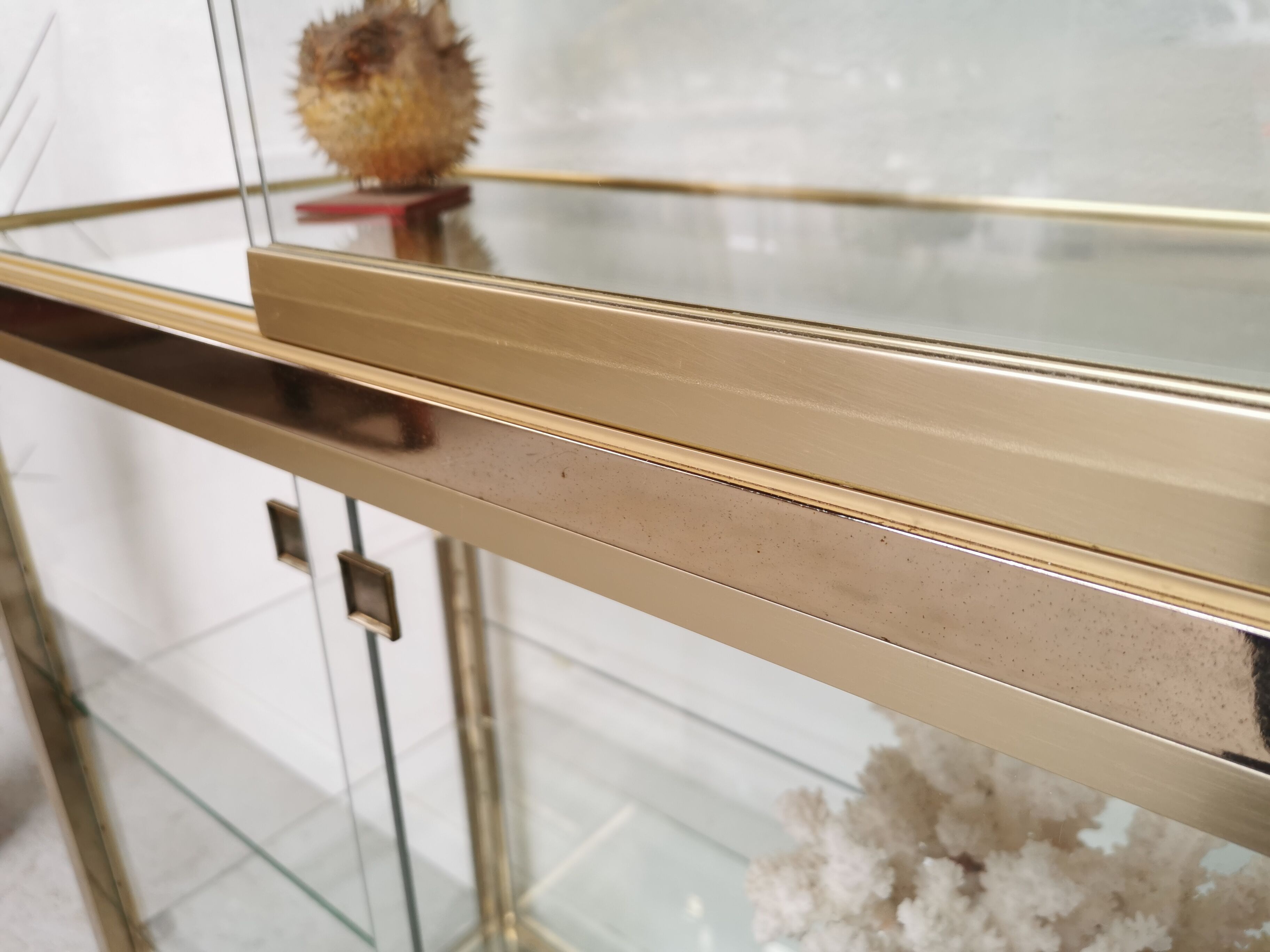 Vitrine laiton étagère verre design 1970