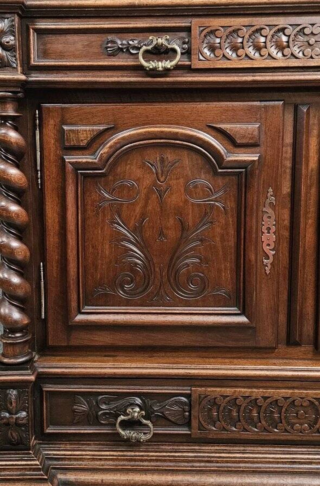 Meuble pantalonniére en bois sculpté – Colonnes torses – Dessus de marbre