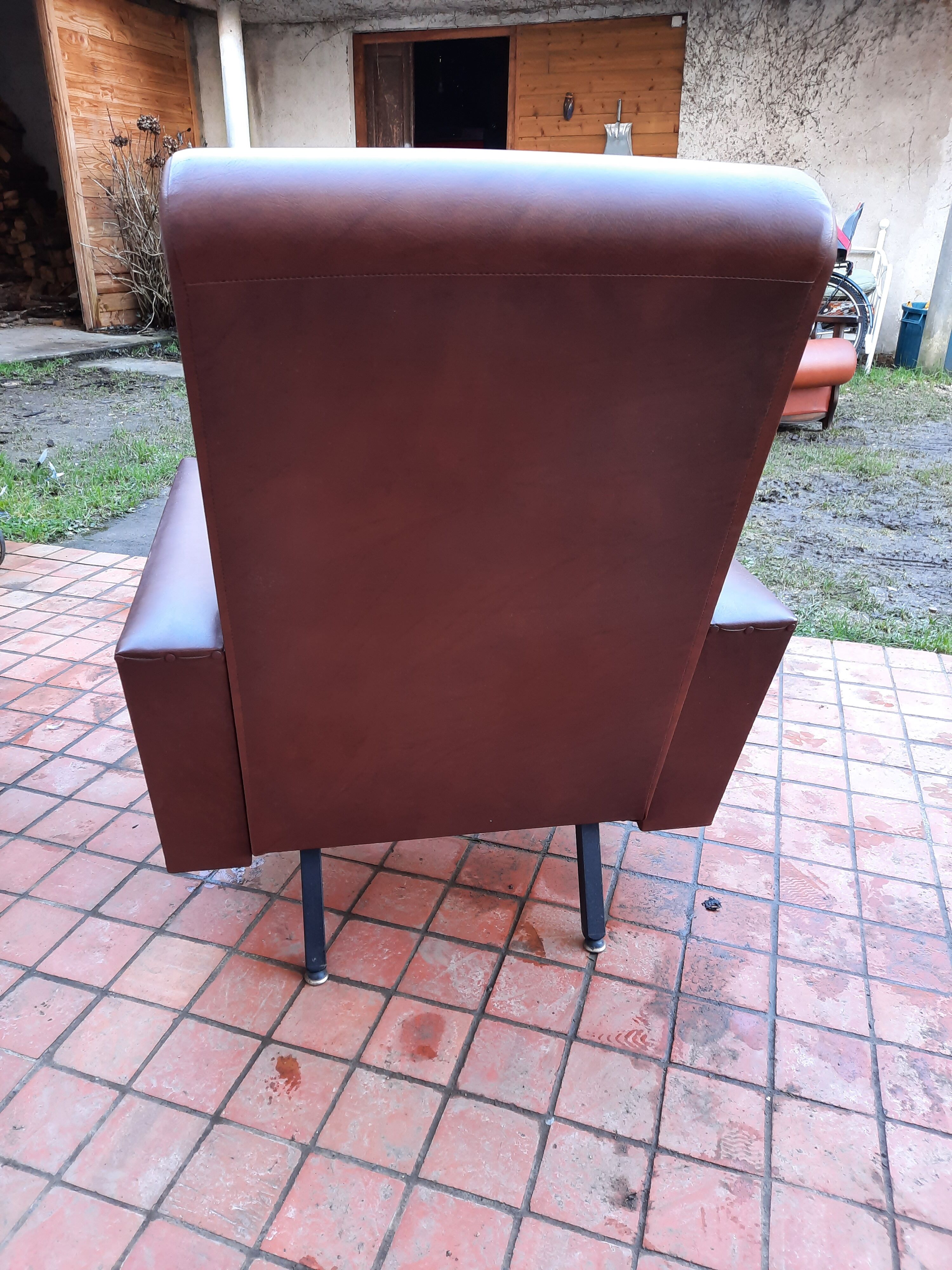 Paire de fauteuils en skaï année 50