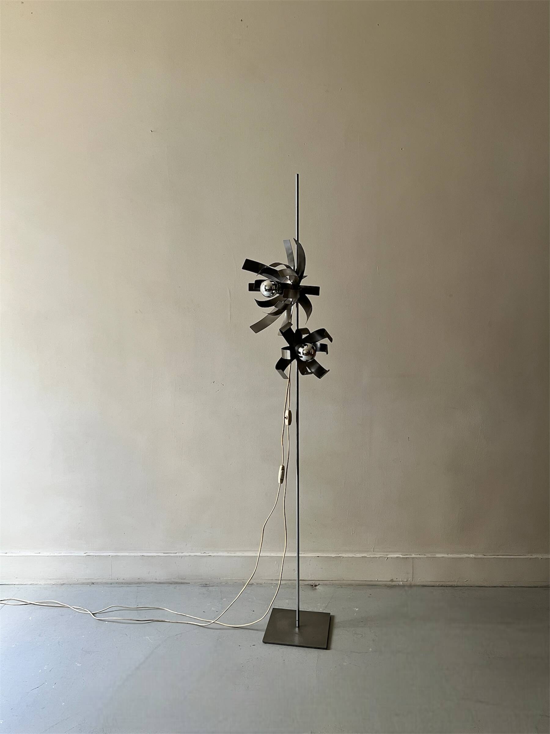 Jocelyn Troche (XXe siècle) Lampadaire fleur en acier chromé, design 1970
