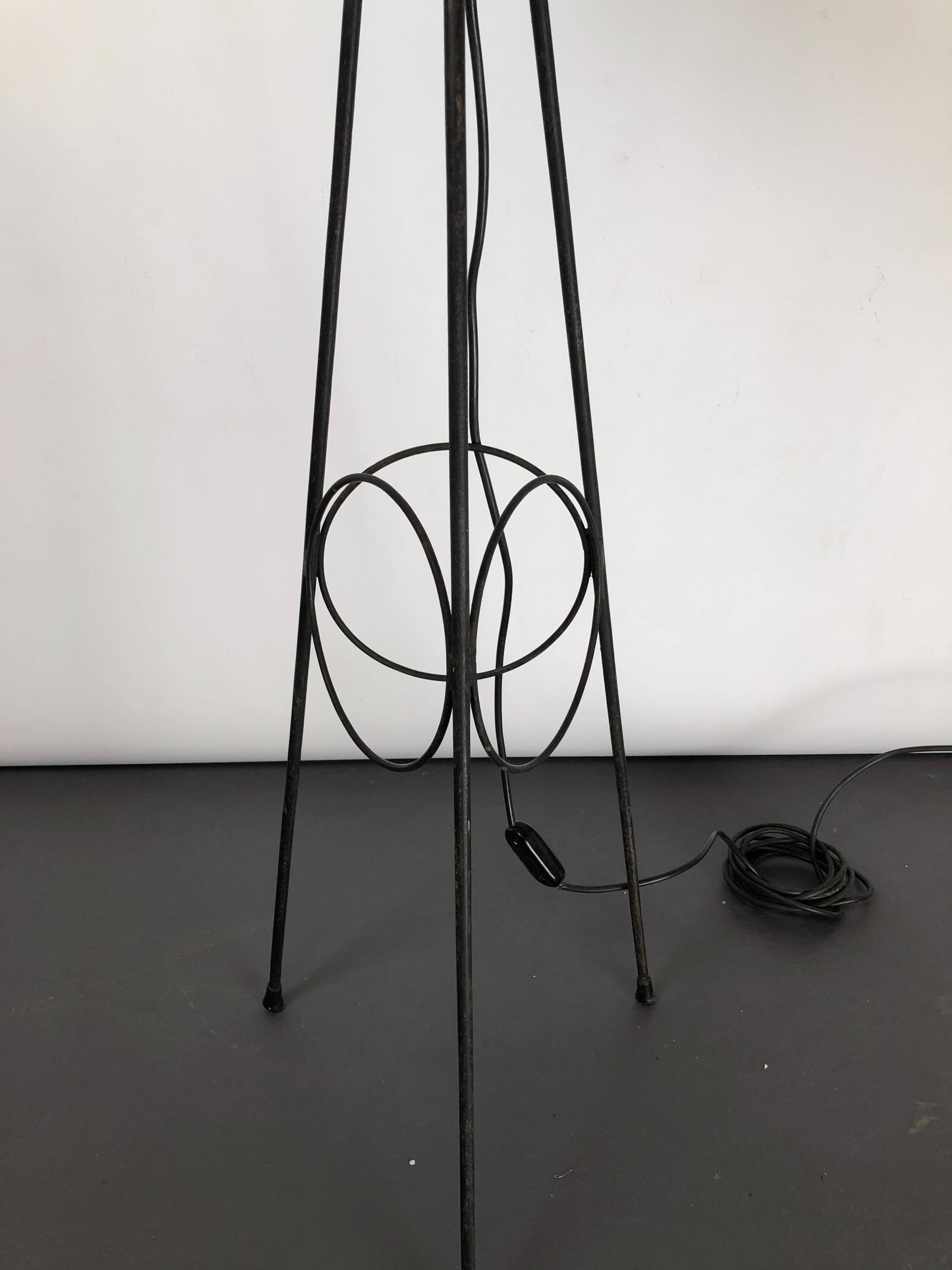 Lampadaire Stilnovo laque et triplex opaline des années 50