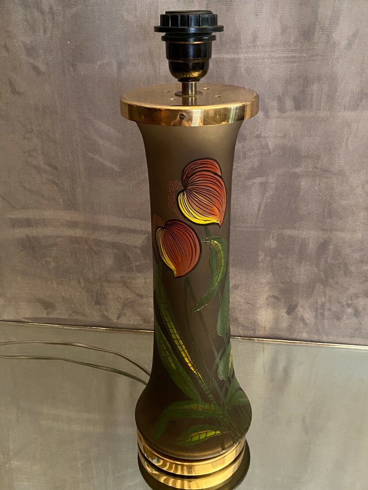 Pied de lampe en verre teinté à décor végétal émaillé
