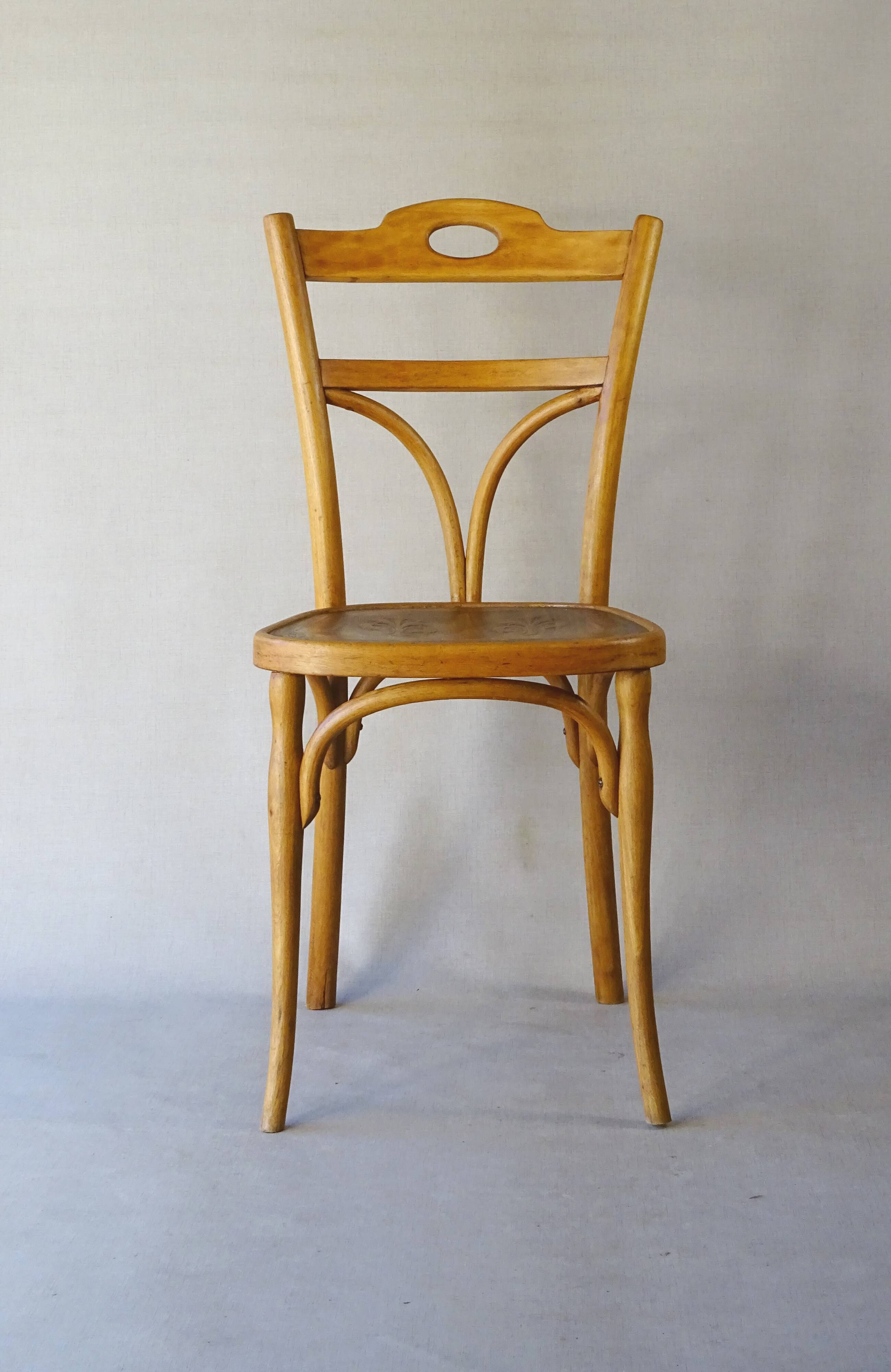 2 bistro chairs from 1905 by KOHN No. 187, wooden seats with 5 fleur-de-lis motifs