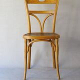 2 bistro chairs from 1905 by KOHN No. 187, wooden seats with 5 fleur-de-lis motifs