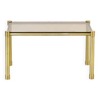 Table basse italienne du milieu du siècle en laiton tubulaire et verre fumé. Rétro.