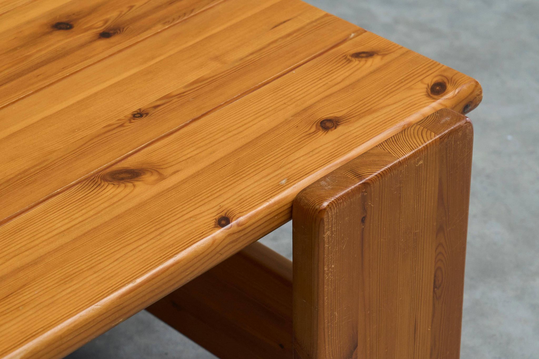 Table basse architecturale en pin massif années 1970