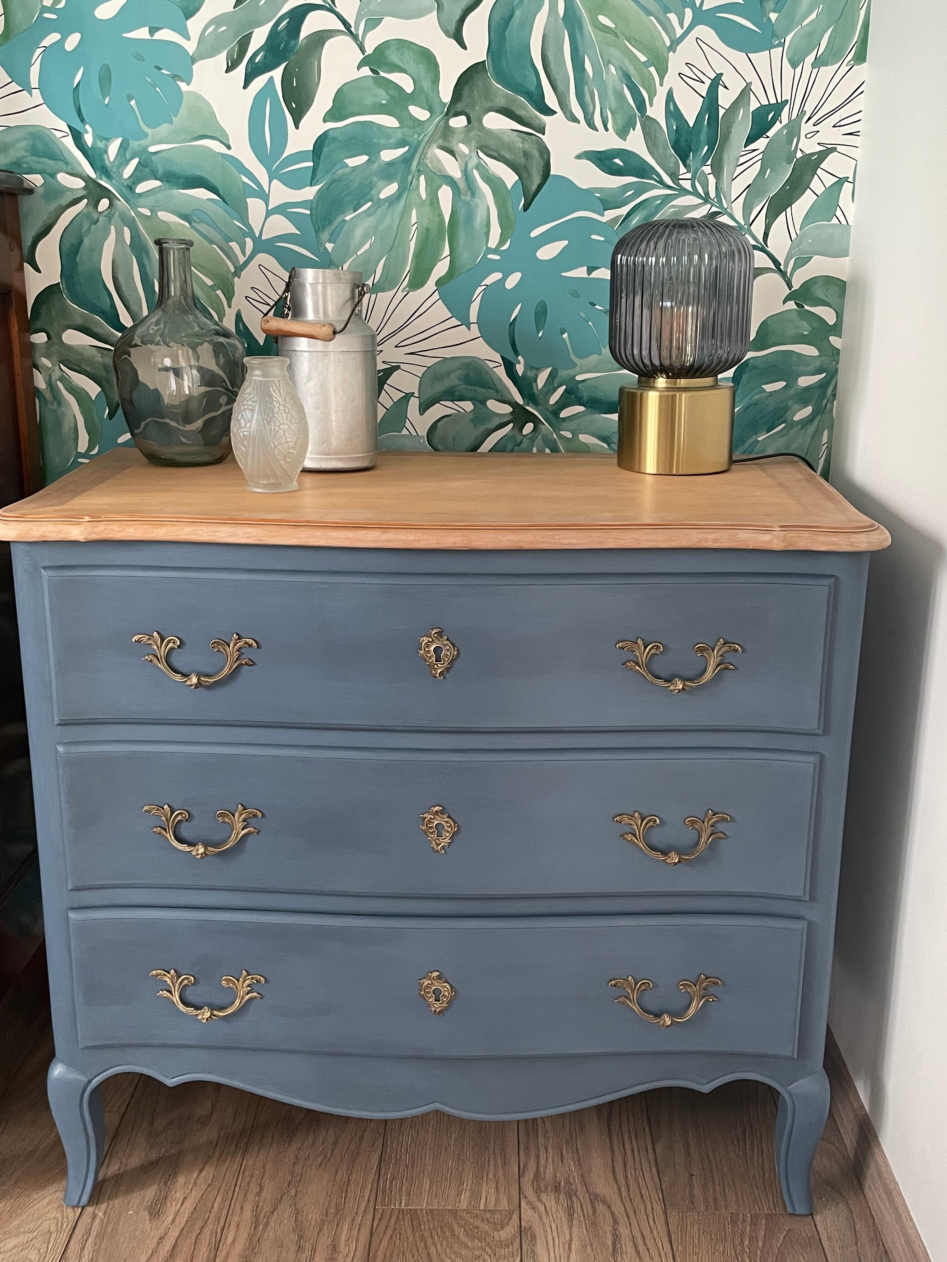 Crossbow style chest of drawers
