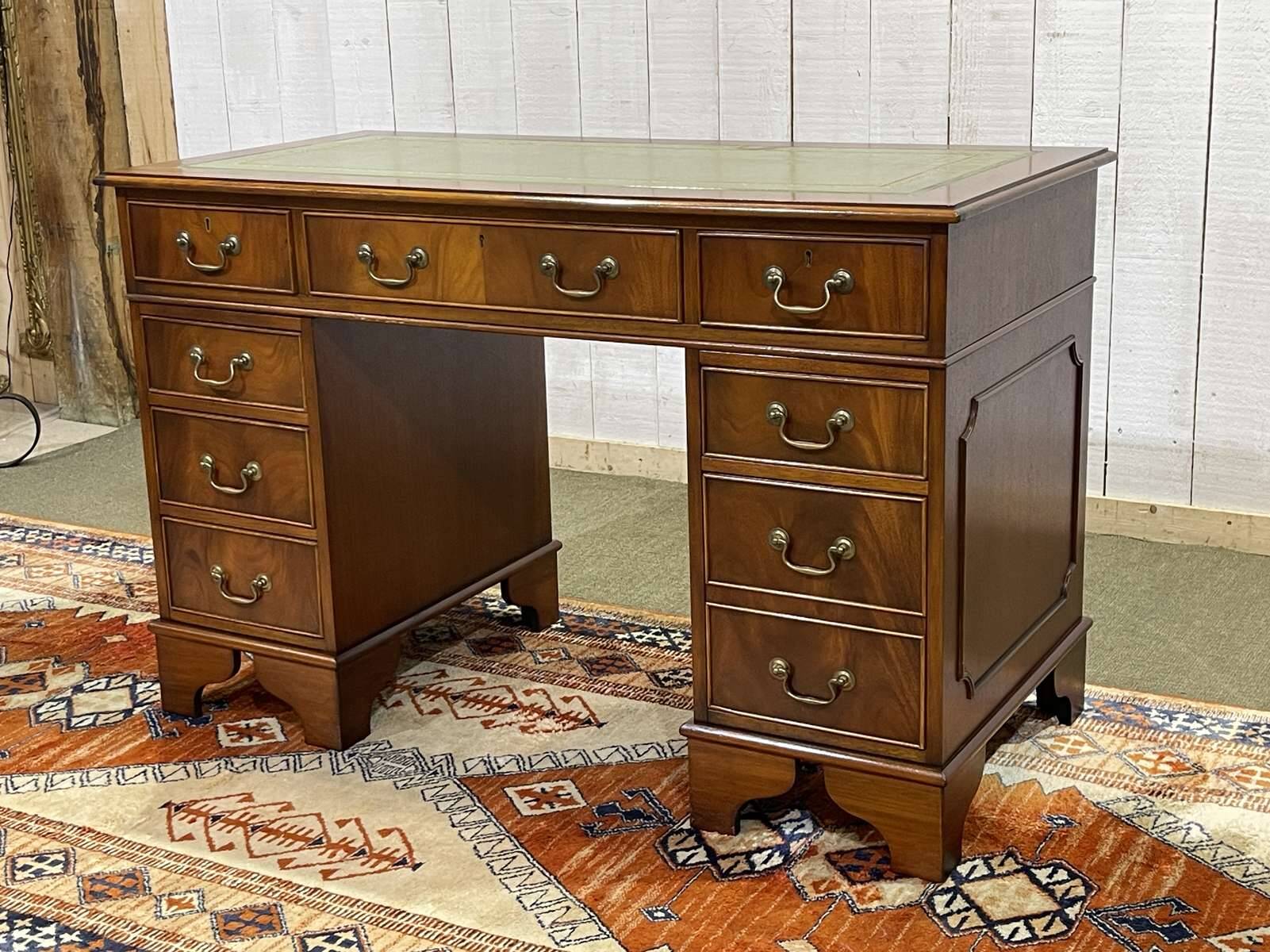 Bureau anglais à caissons des années 1950 en acajou et dessus cuir