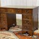 Bureau anglais à caissons des années 1950 en acajou et dessus cuir