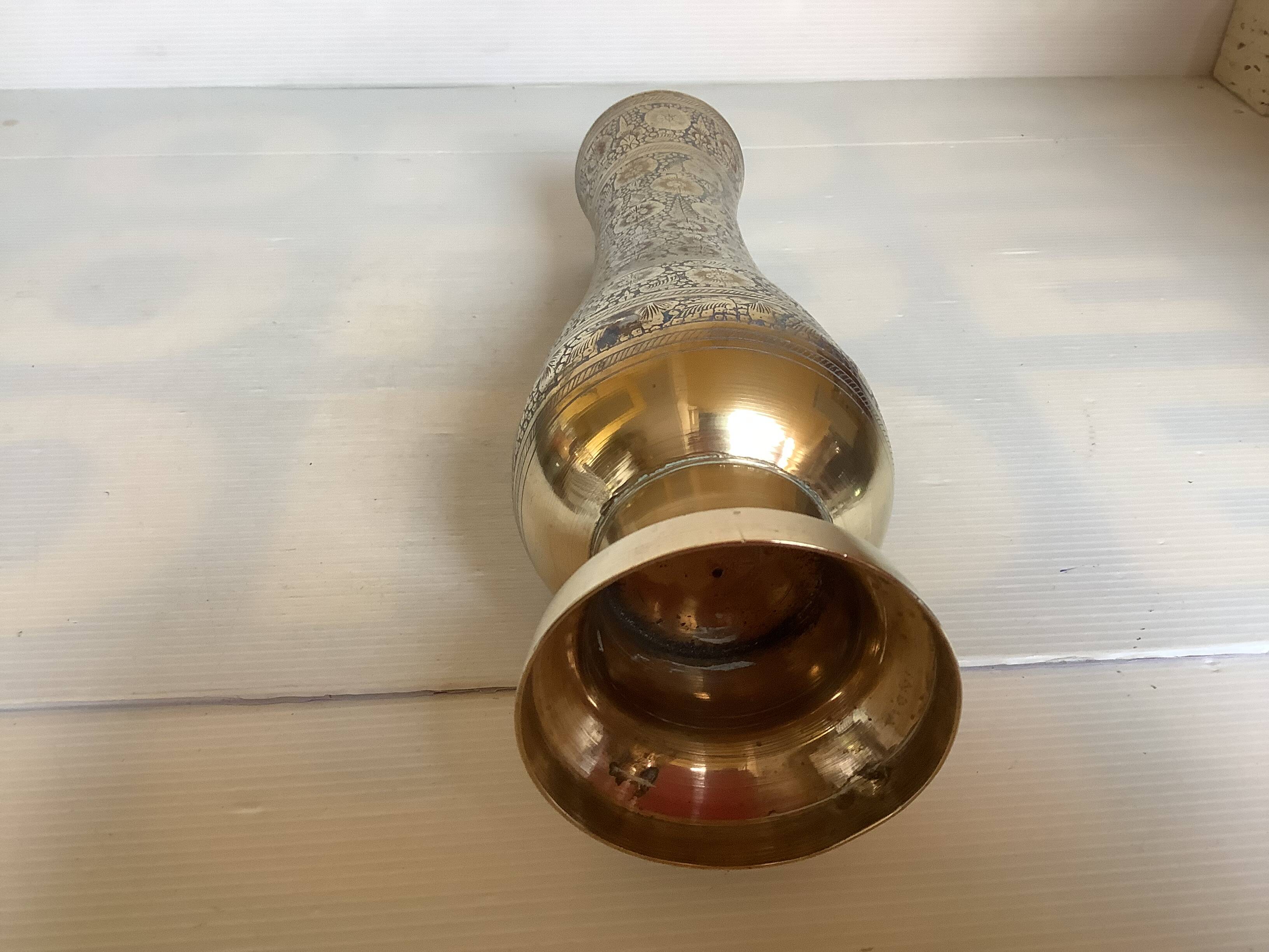 Vase en laiton travaillé
