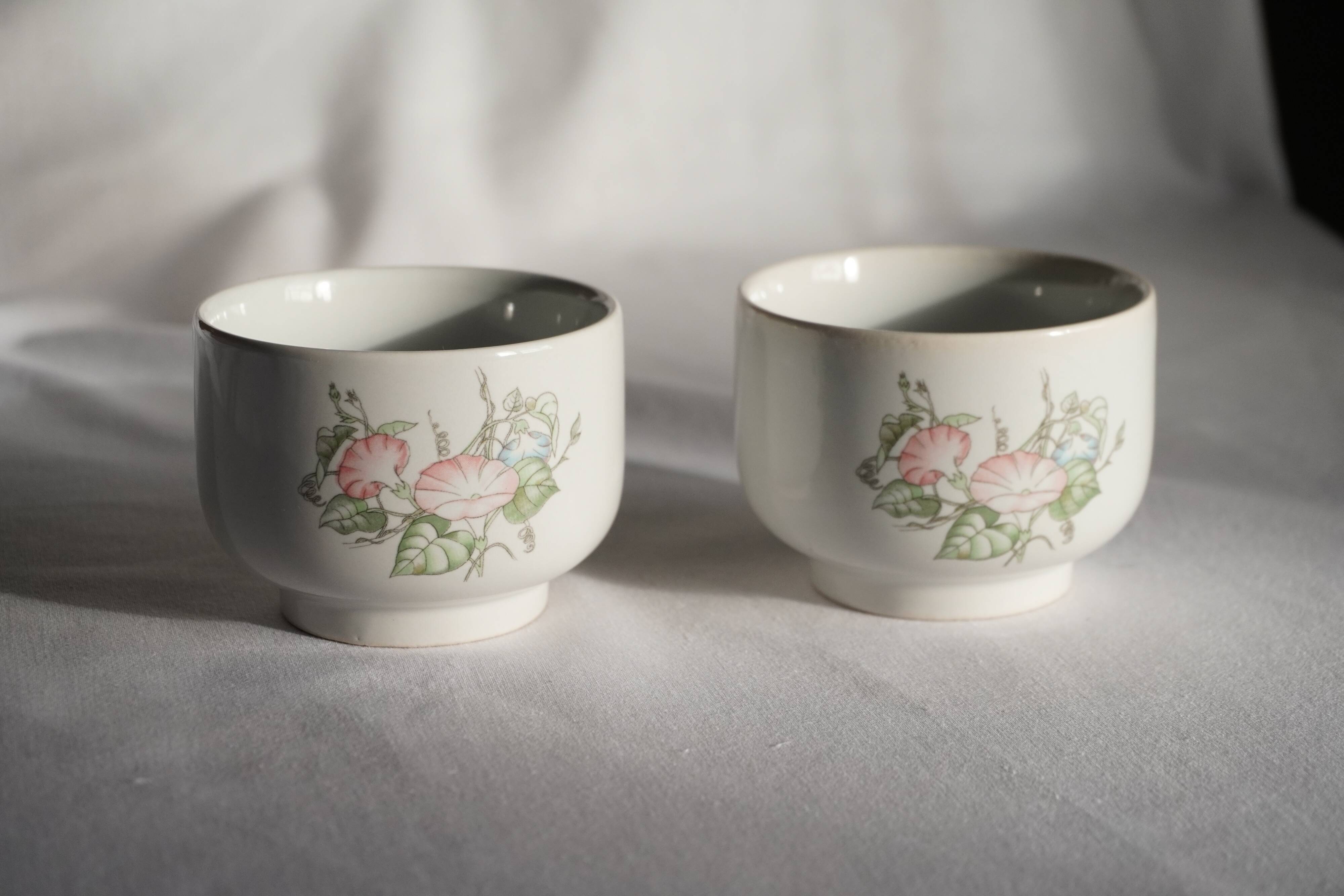 Set of 2 porcelain teacups with floral decorations, Korea