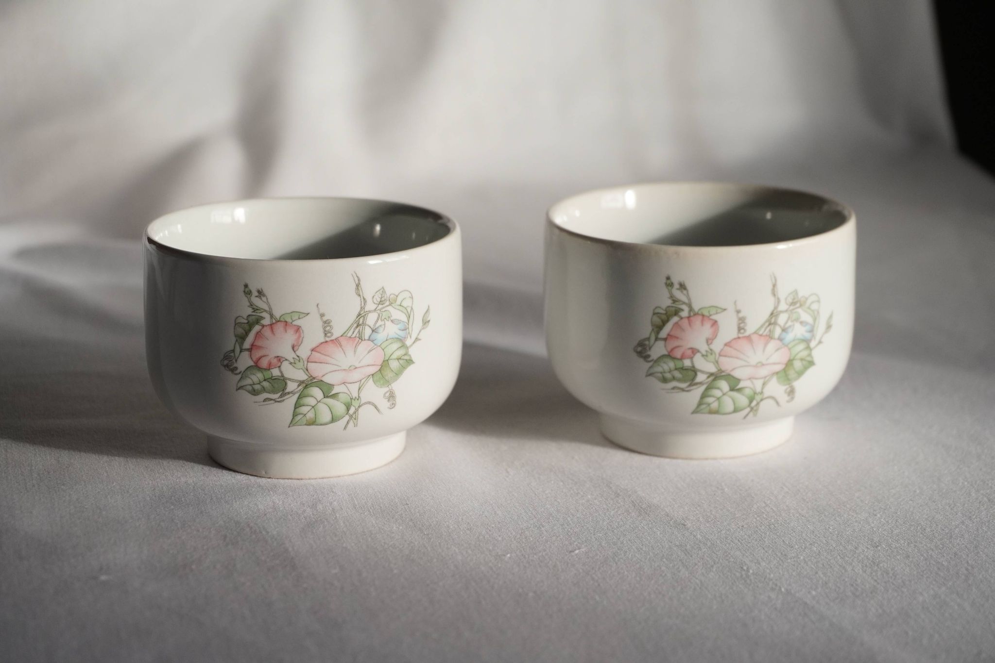 Set of 2 porcelain teacups with floral decorations, Korea