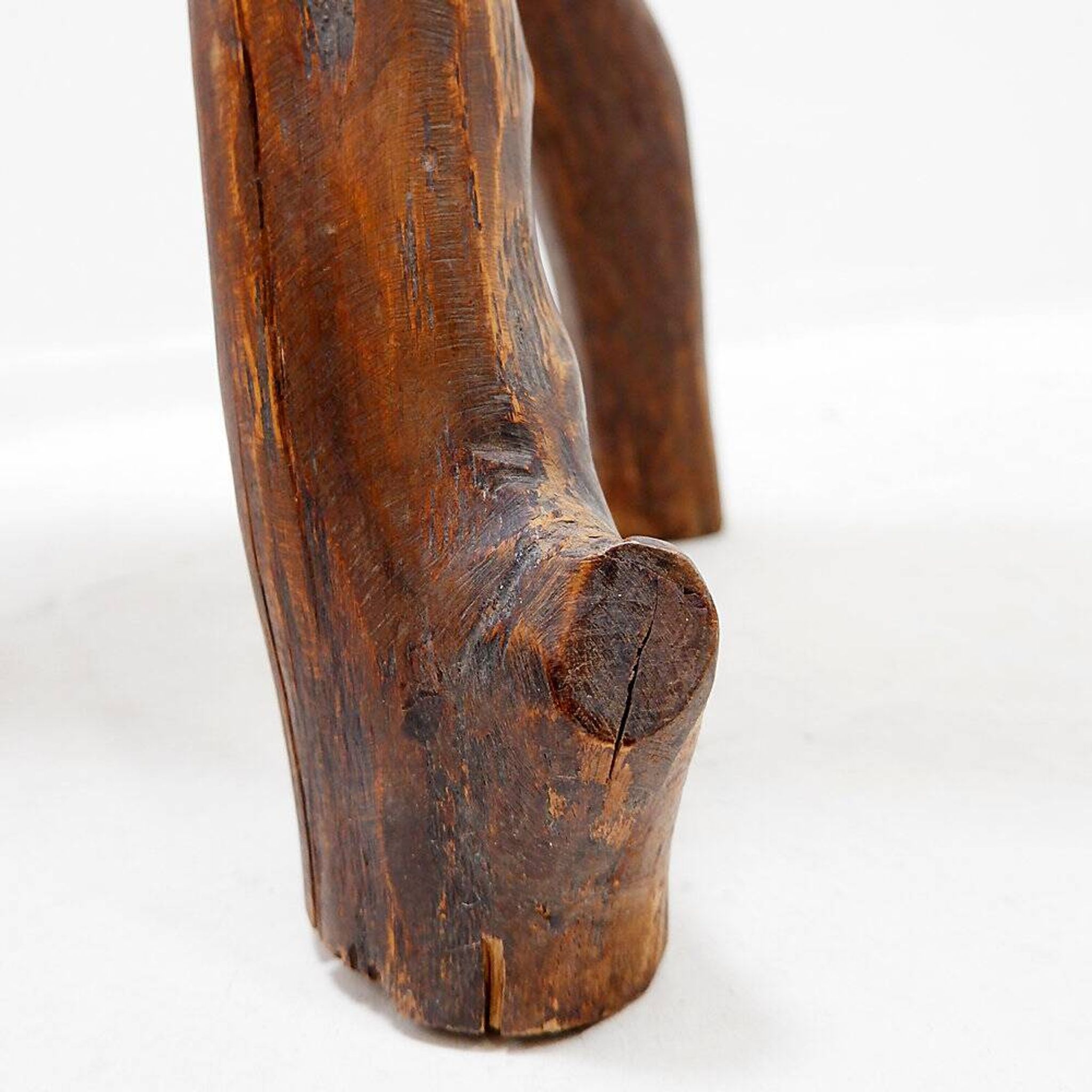 Rustic brutalist tripod stool in wood - Natural shape - 1950s/60s