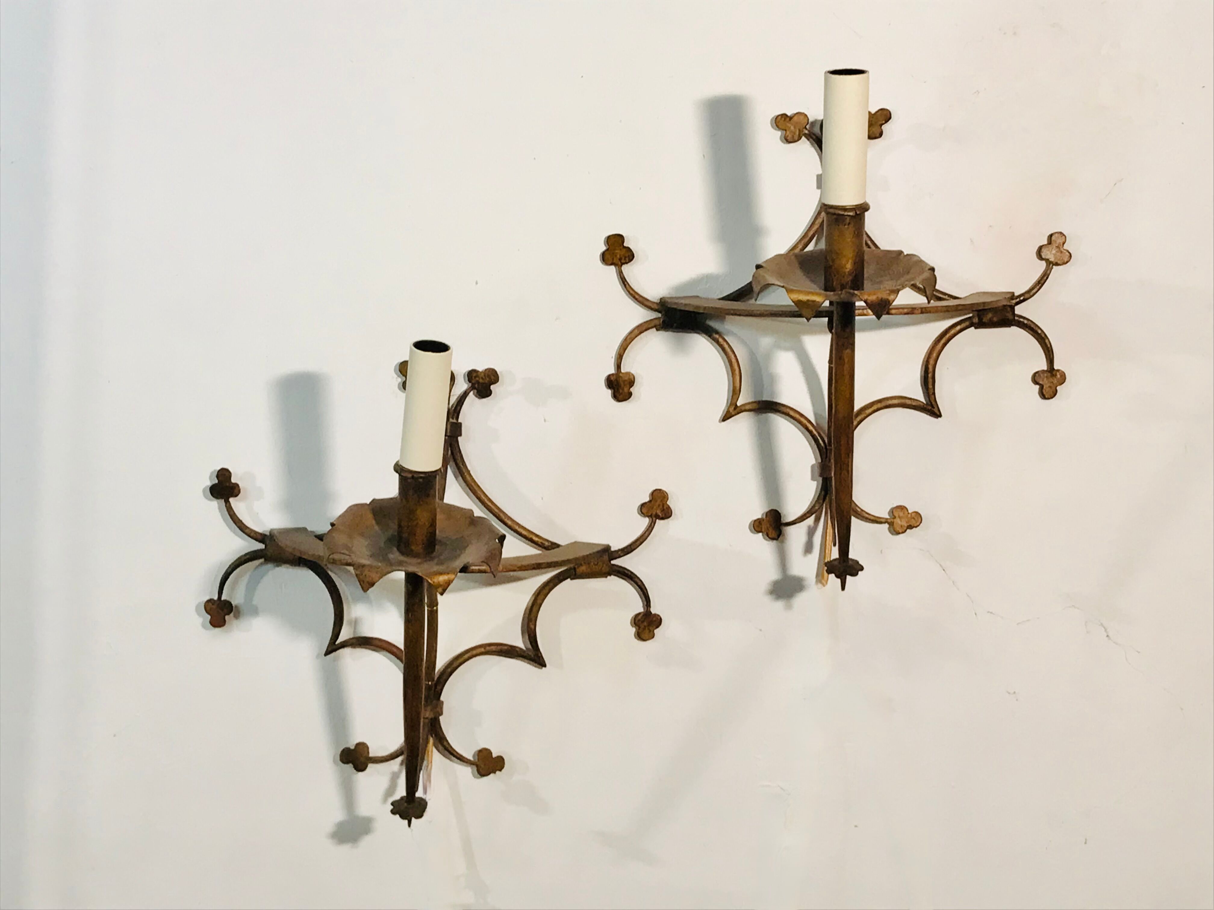 Pair of gilded metal sconces decorated with clovers.