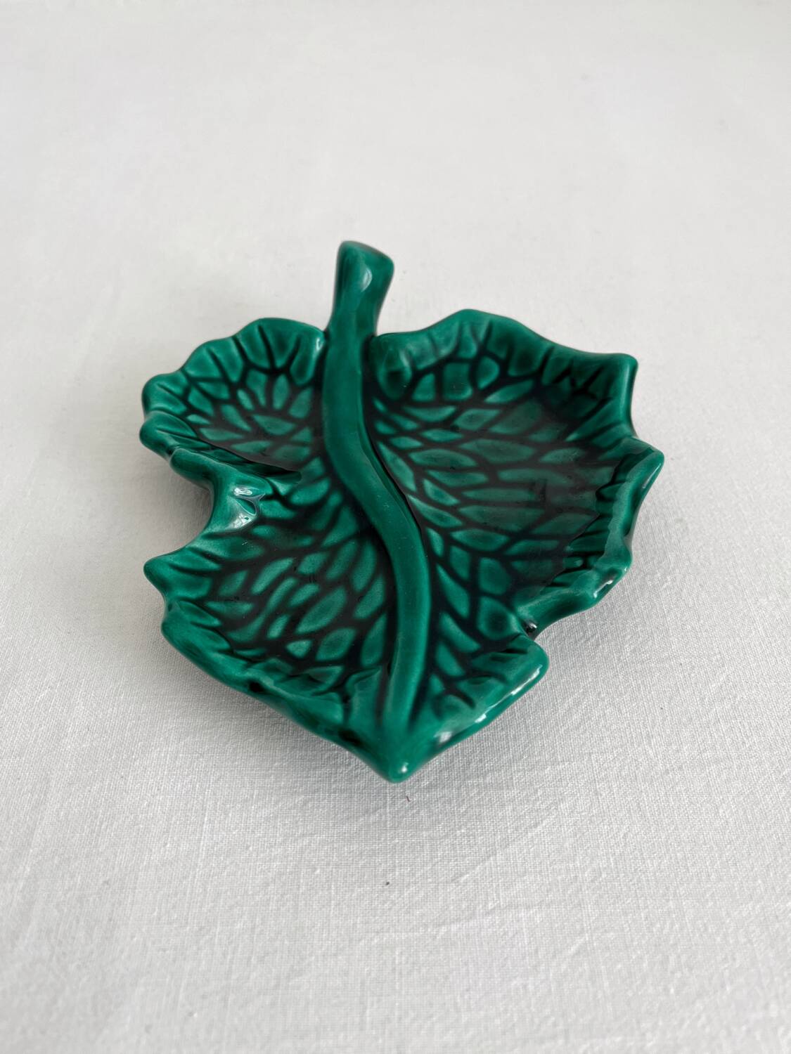 Vallauris green leaf slip bowl