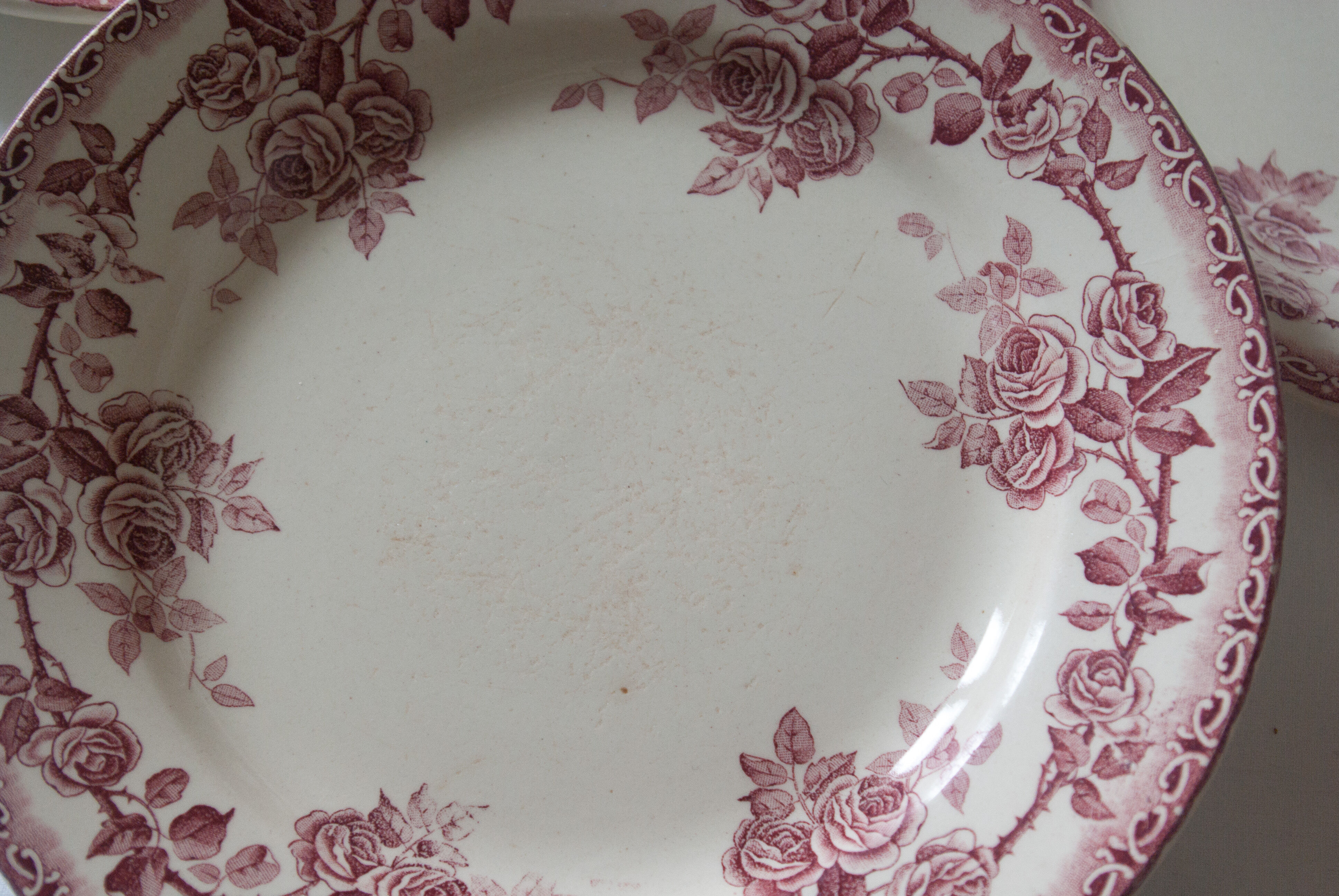 Old plates, rosé red décor, "Paris"