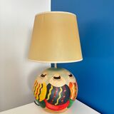 Lampe de table cermique representant des femme a chapeau dans le sable