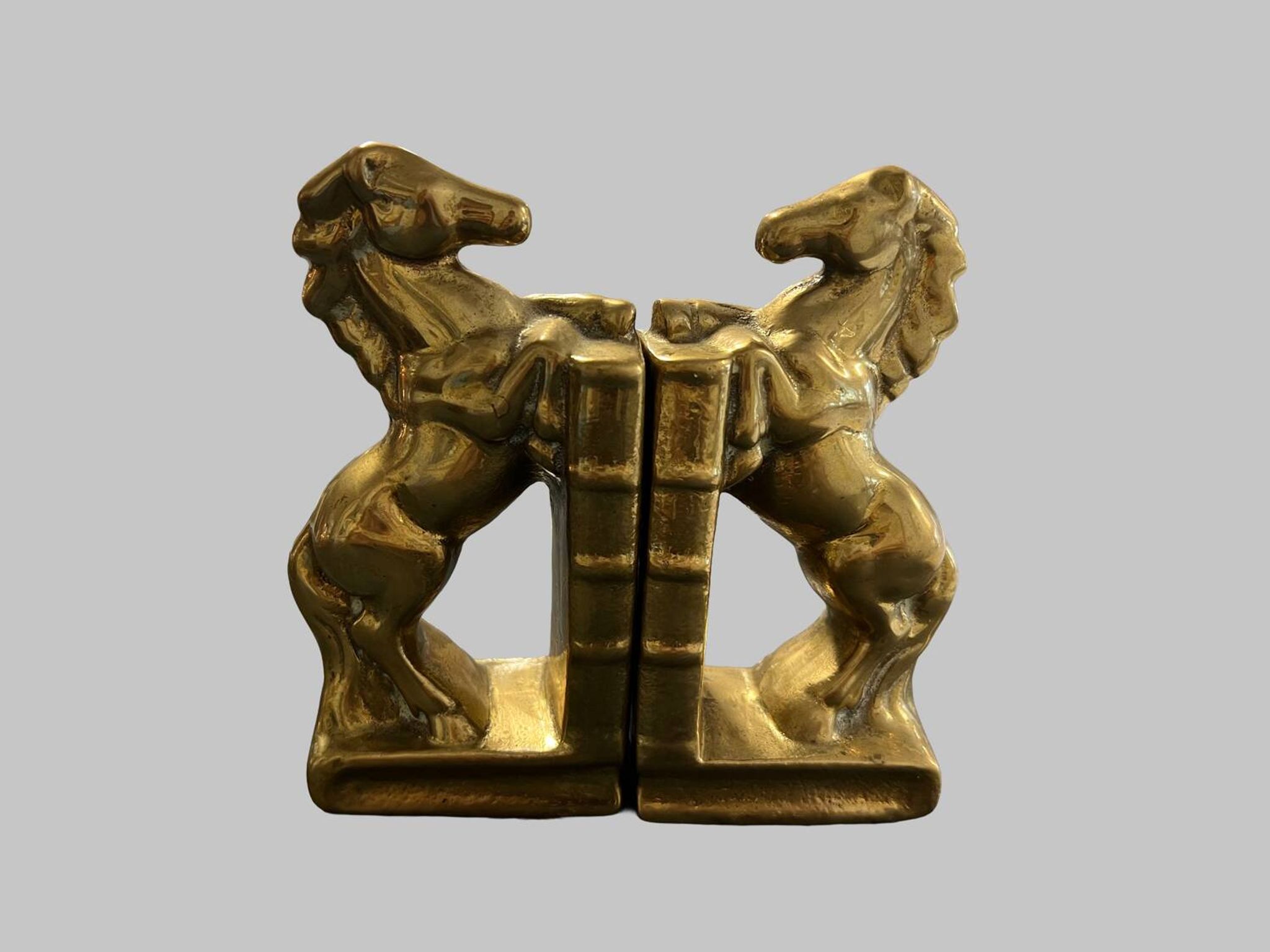 Paire de serre-livres en laiton – chevaux cabrés, style Art Déco