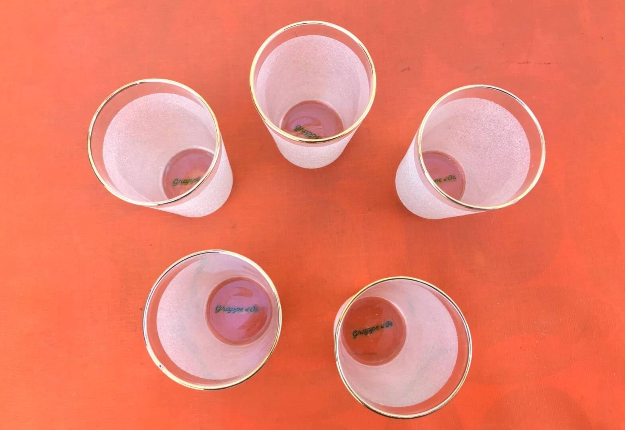 Années 1960  5 verres à orangeade "Grappe d' or"  Verre blanc granité