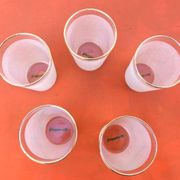 Années 1960  5 verres à orangeade "Grappe d' or"  Verre blanc granité