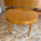 Extendable round cherry wood table