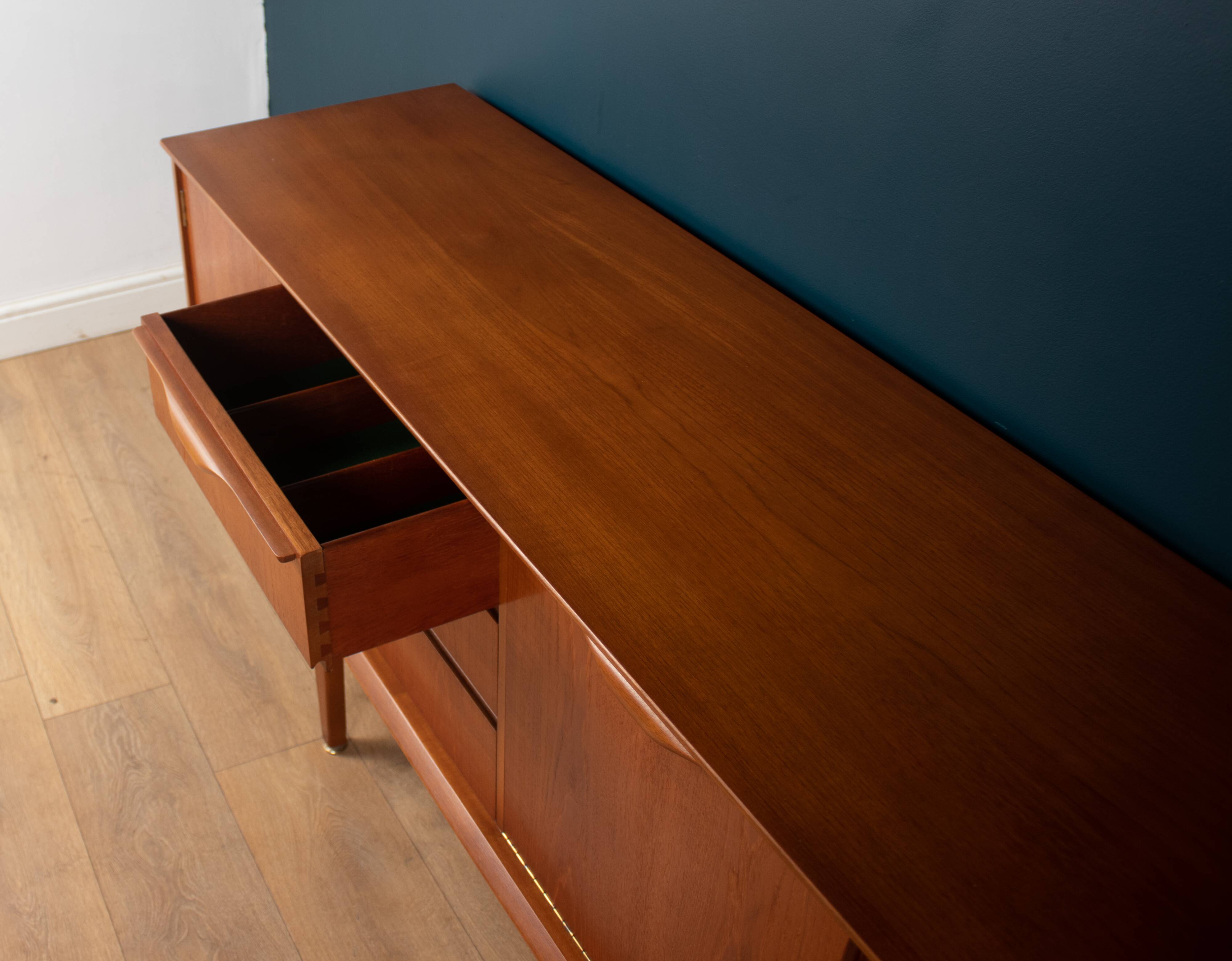 Enfilade Jentique en teck avec poignées pliées des années 1960s