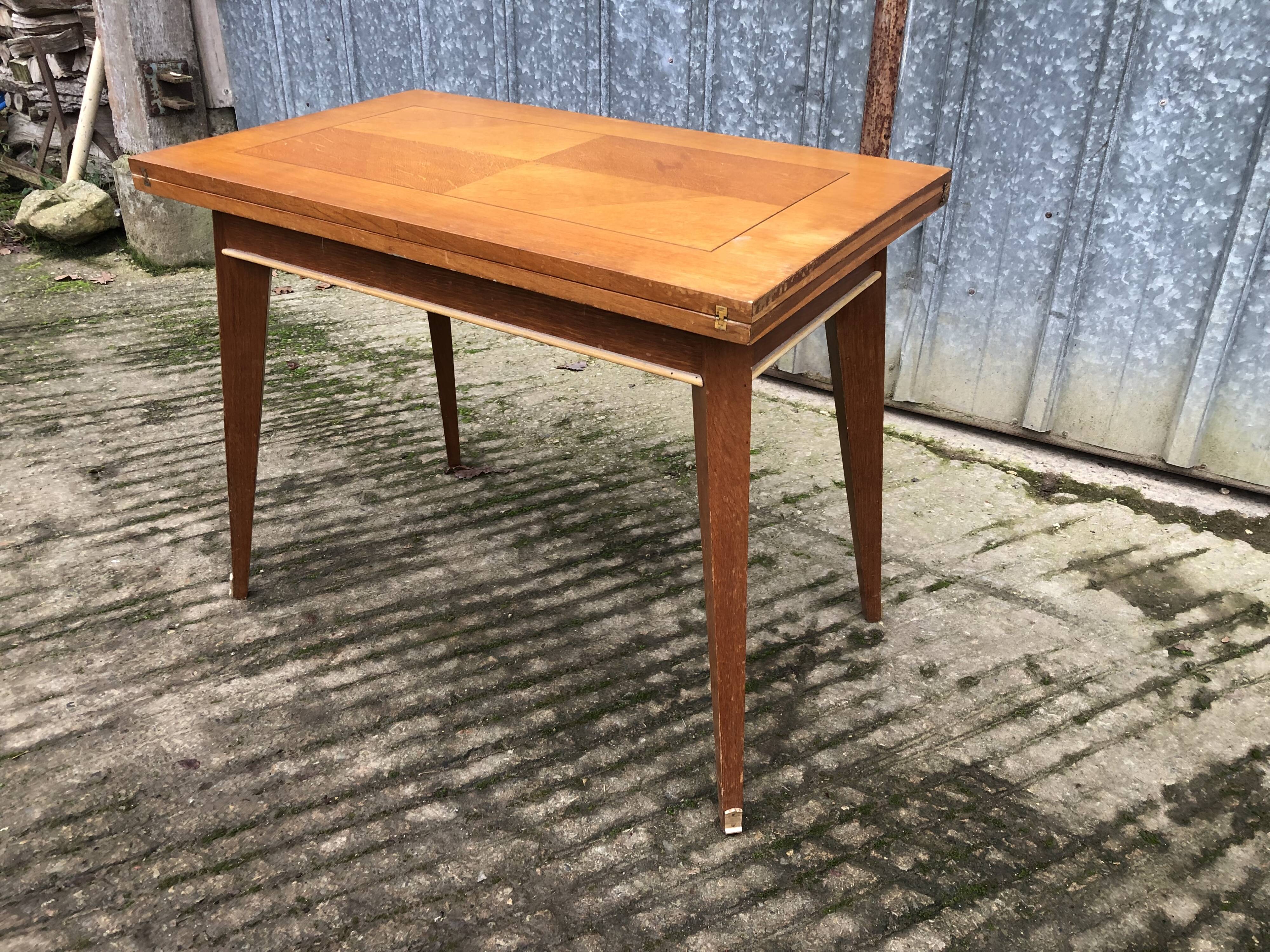 Table vintage portefeuille en chêne aux pieds compas.