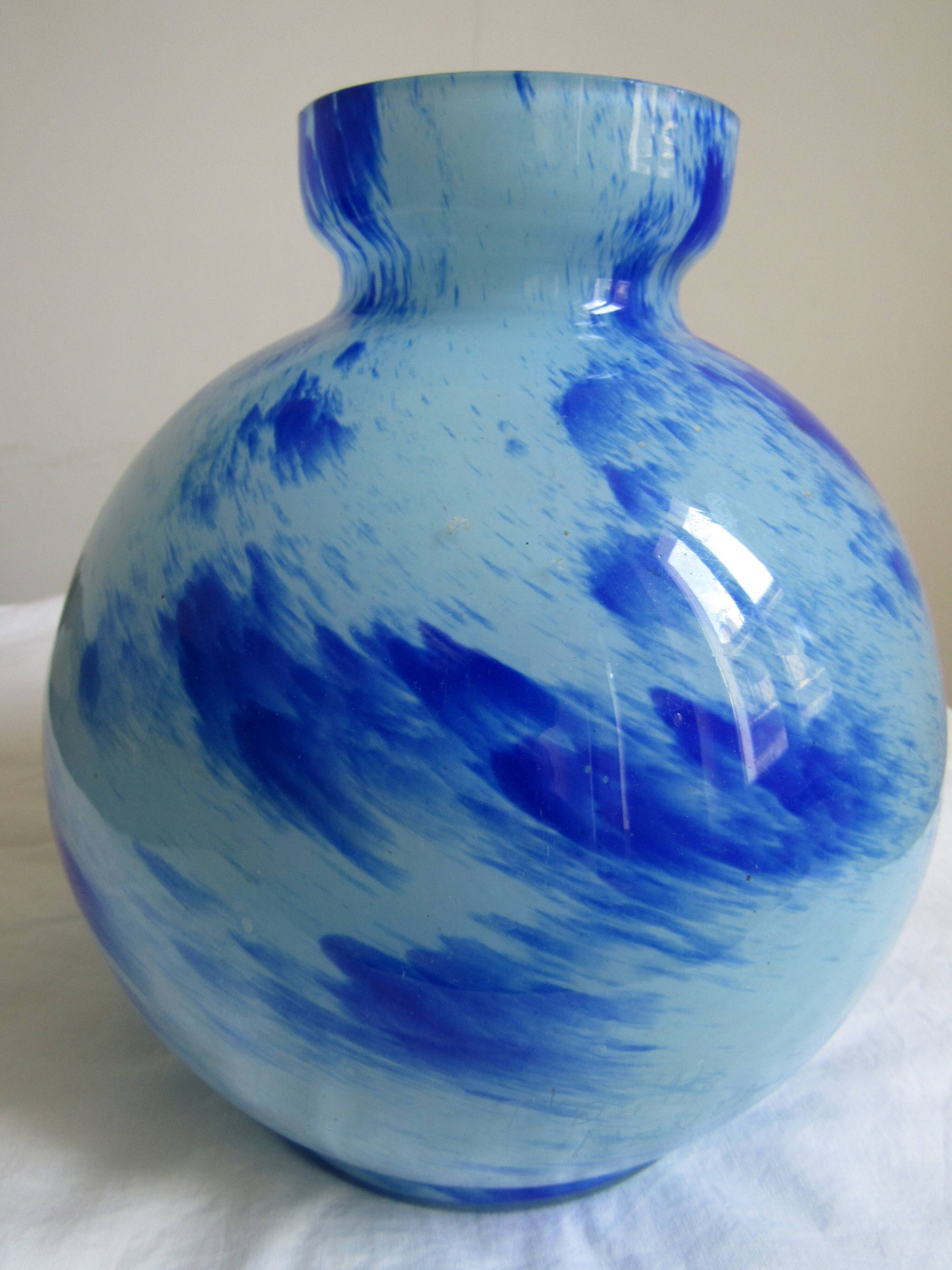 Vase boule en verre Delatte