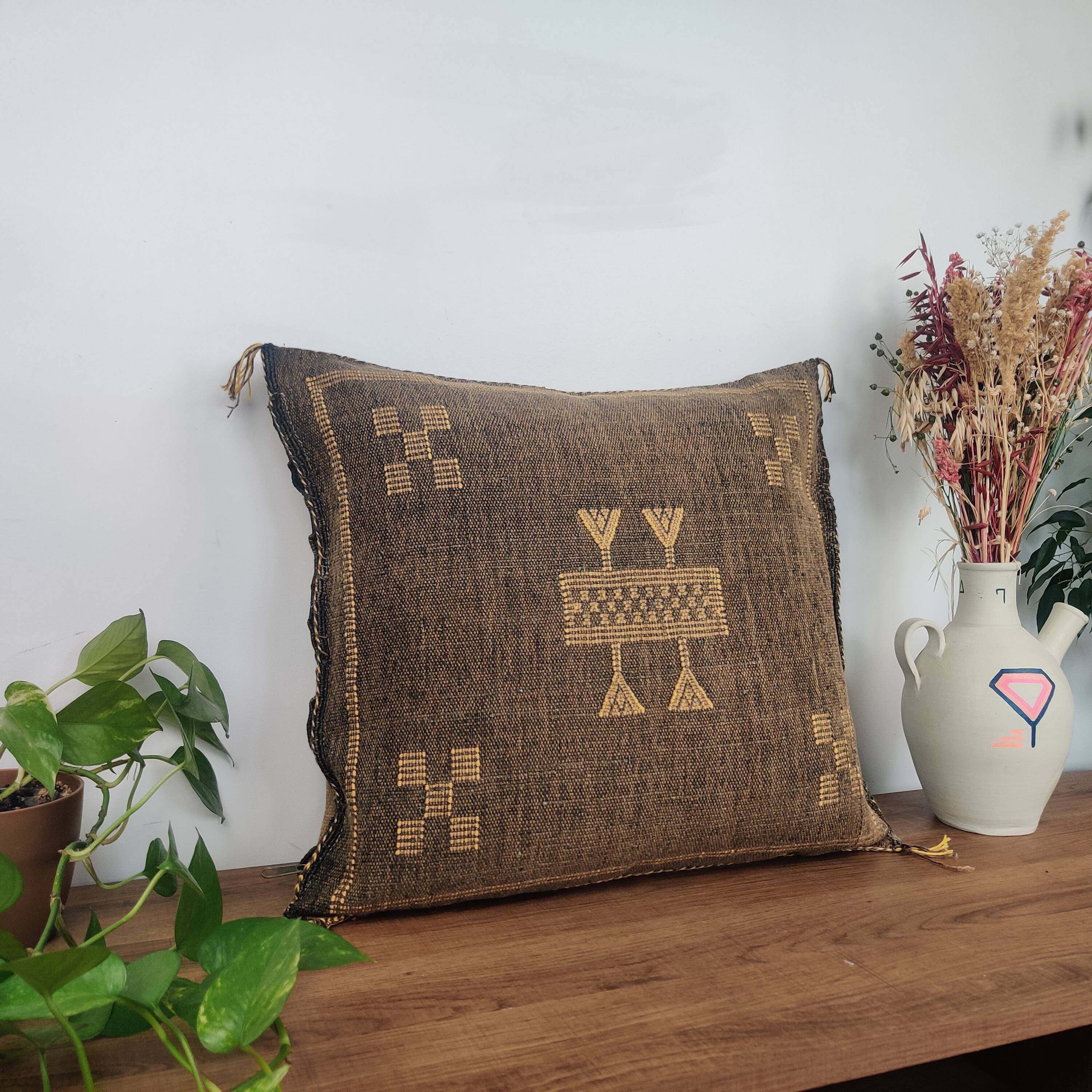 Coussin berbère en soie de cactus marron