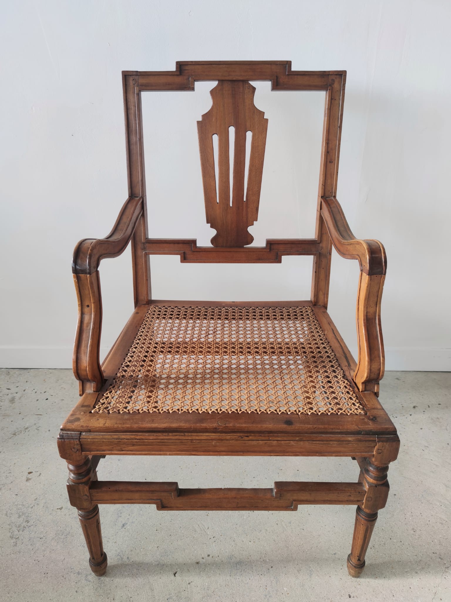 Fauteuil canné en bois naturel