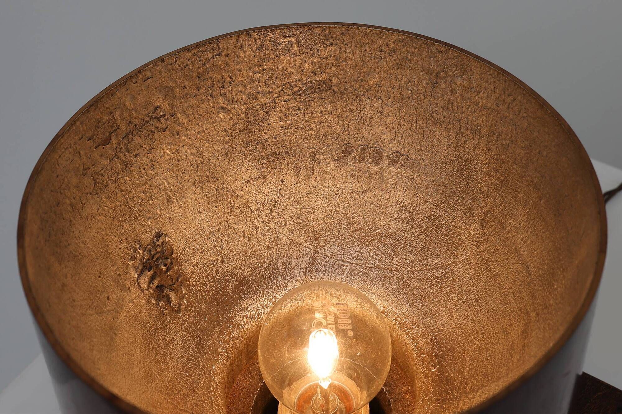 Lampe Art déco sculpturale en bois avec éclairage sur base carrée, vers 1920