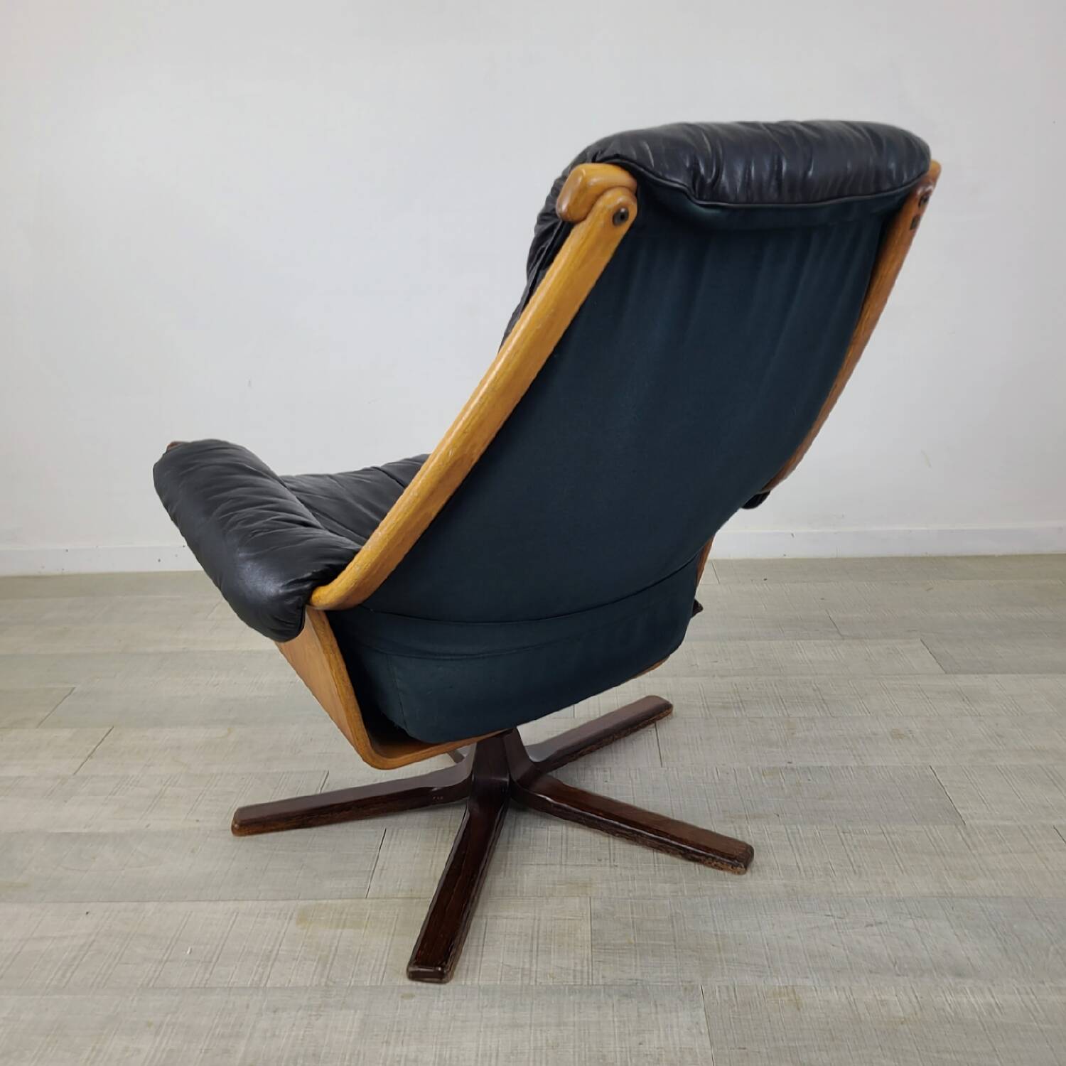 Fauteuil design scandinave cuir teck vintage Gote Mobler