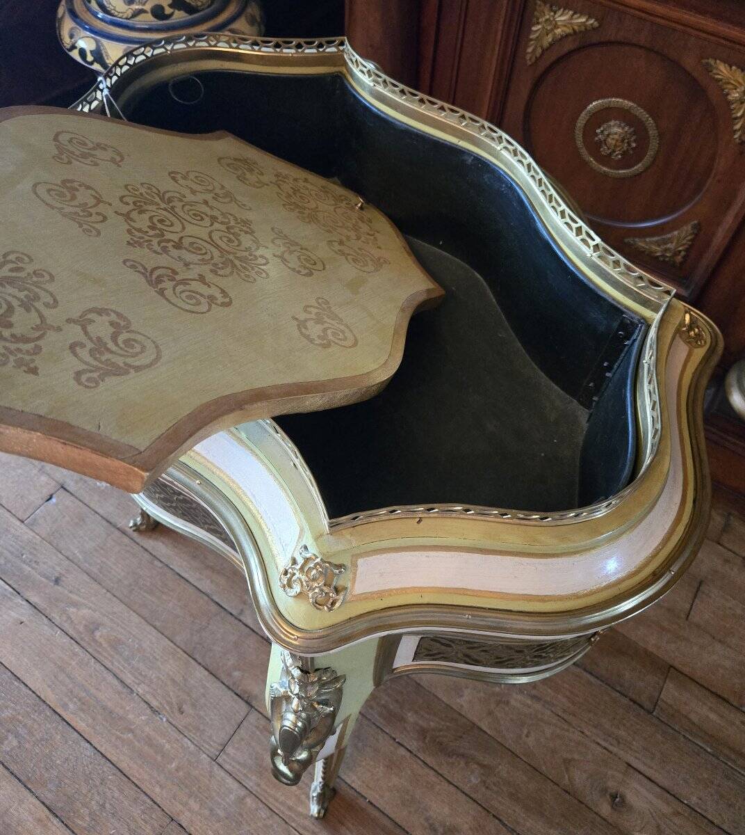 Rare Venetian jardinière in Louis XV style, made of lacquered and gilded wood.