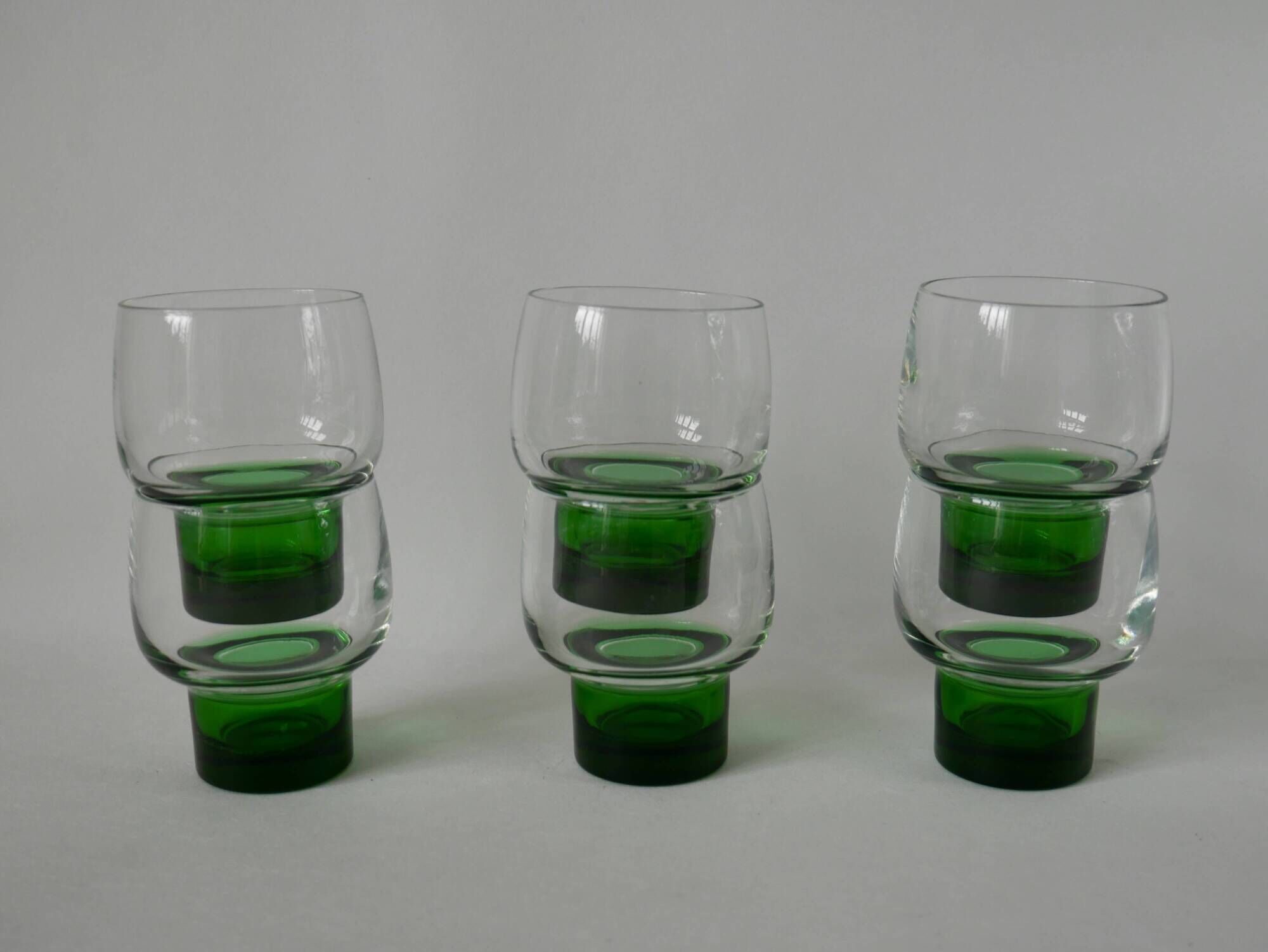 Set of 6 designer wine glasses with green feet from the 70s