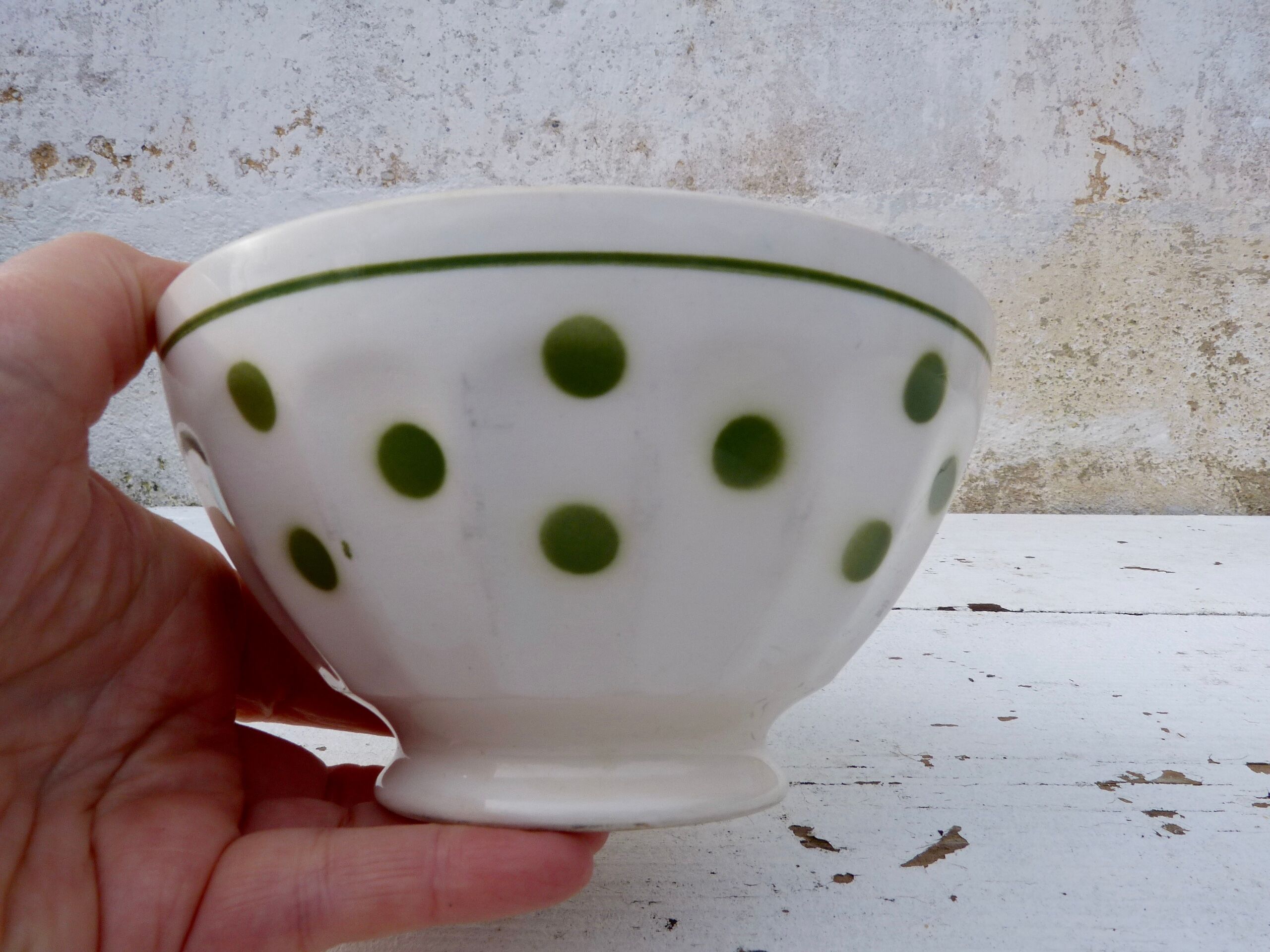 Bol ancien en céramique à pois vert