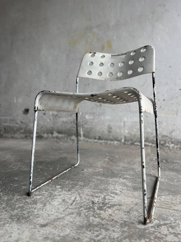 Chaise Omstak en acier laqué blanc, conçue par Rodney Kinsman pour Bieffeplast (1971). Piètement traîneau industriel