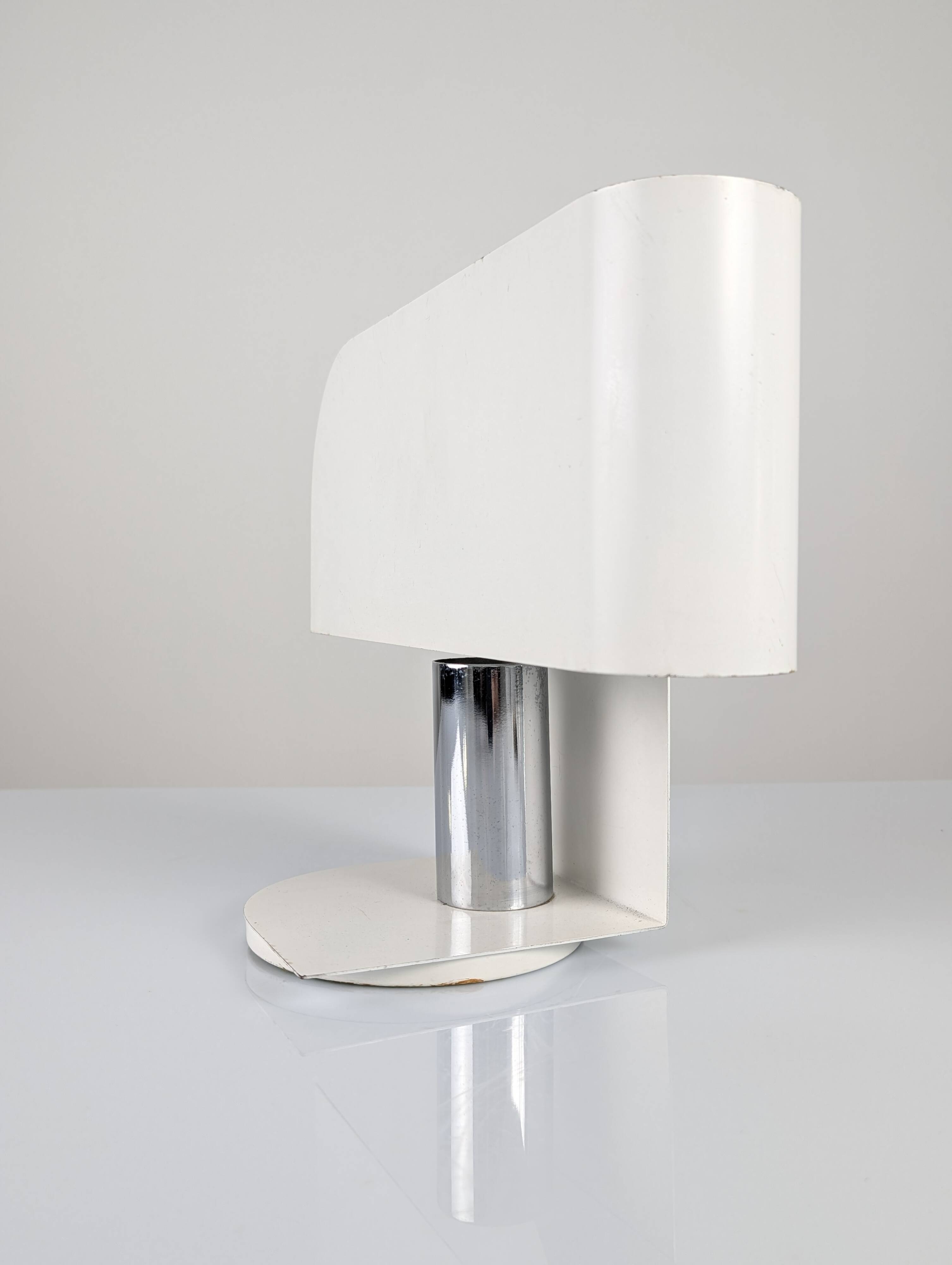 Lampe de table en métal plegado, Italie, années 1970