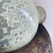 Vase boule émaillé et cristallisé signé