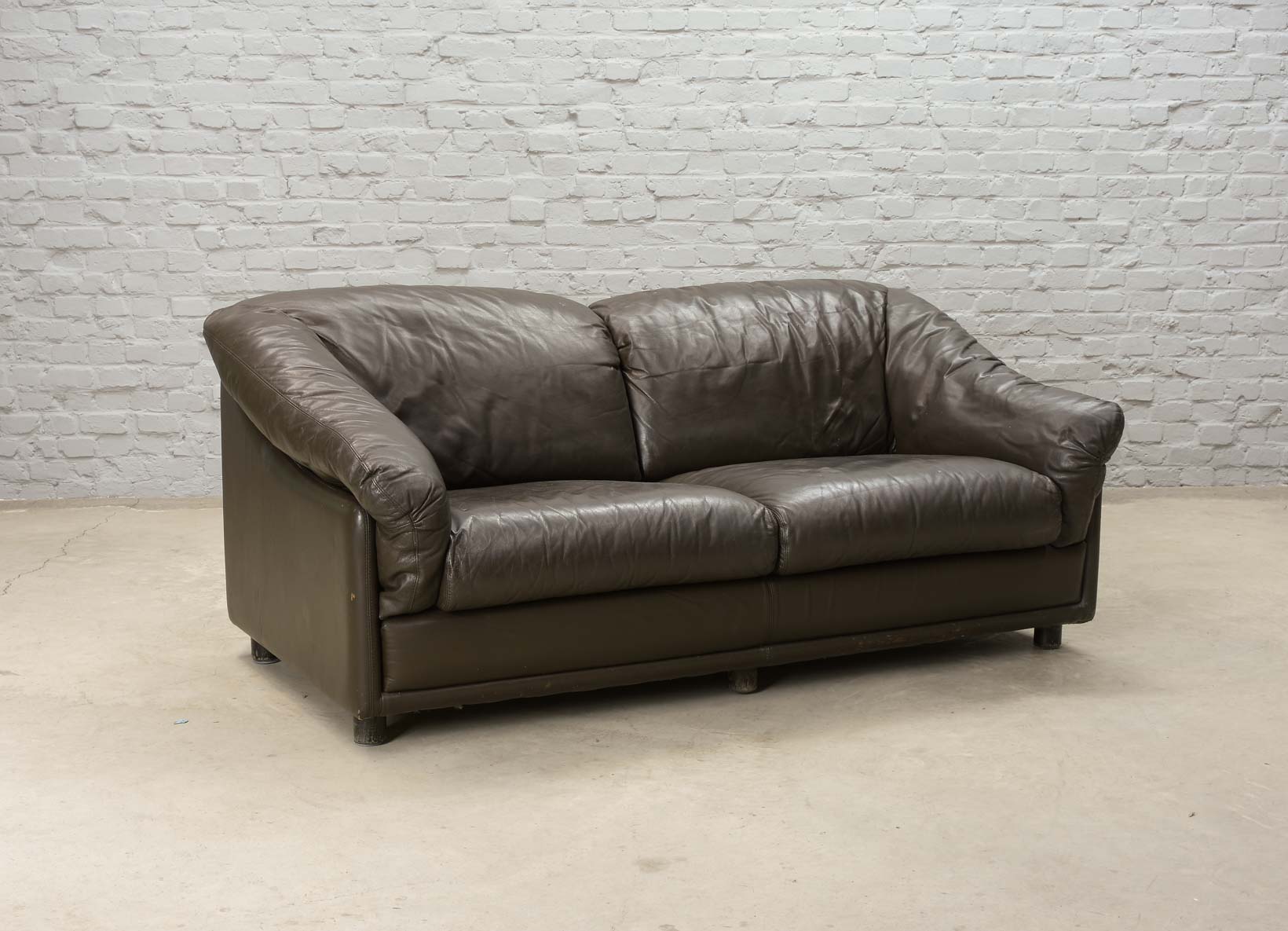 Comfortable Leolux Seal Brown Leather Two-Seater Sofa. The Netherlands, 70s