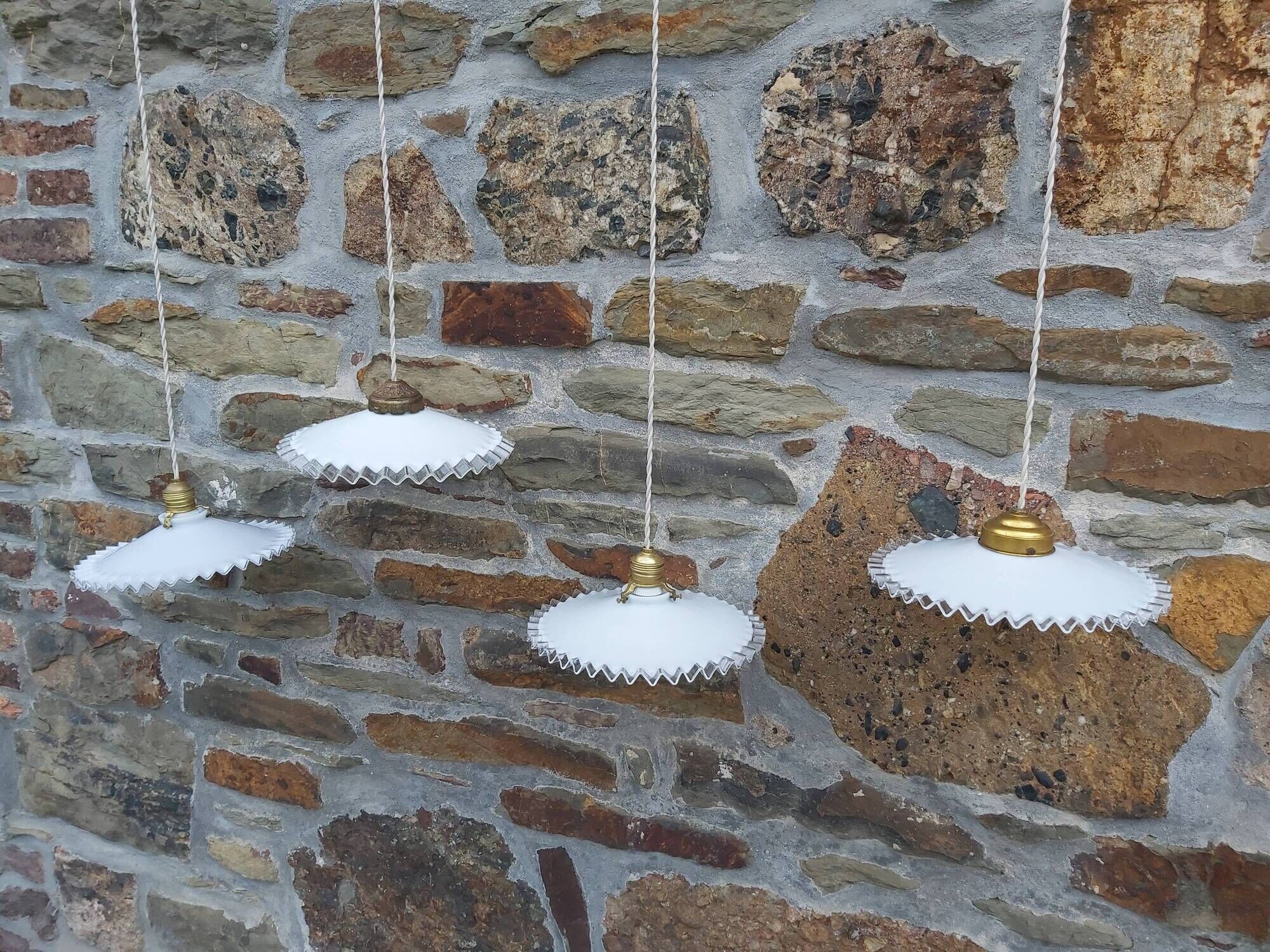 Lot de 4 suspensions en opaline blanche festonnée art Deco