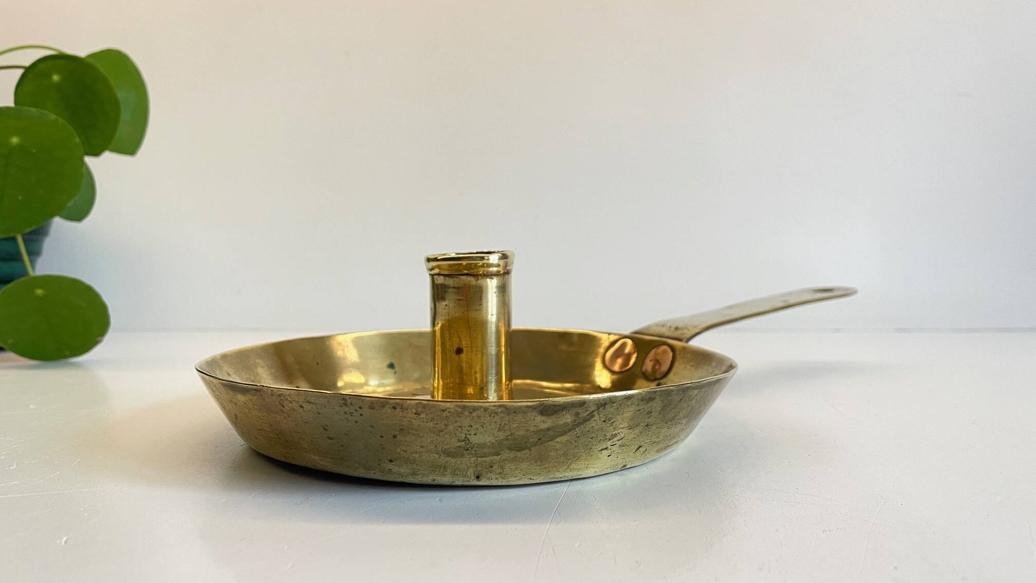 LOW HAND BRASS CANDLESTICK ANTIQUE