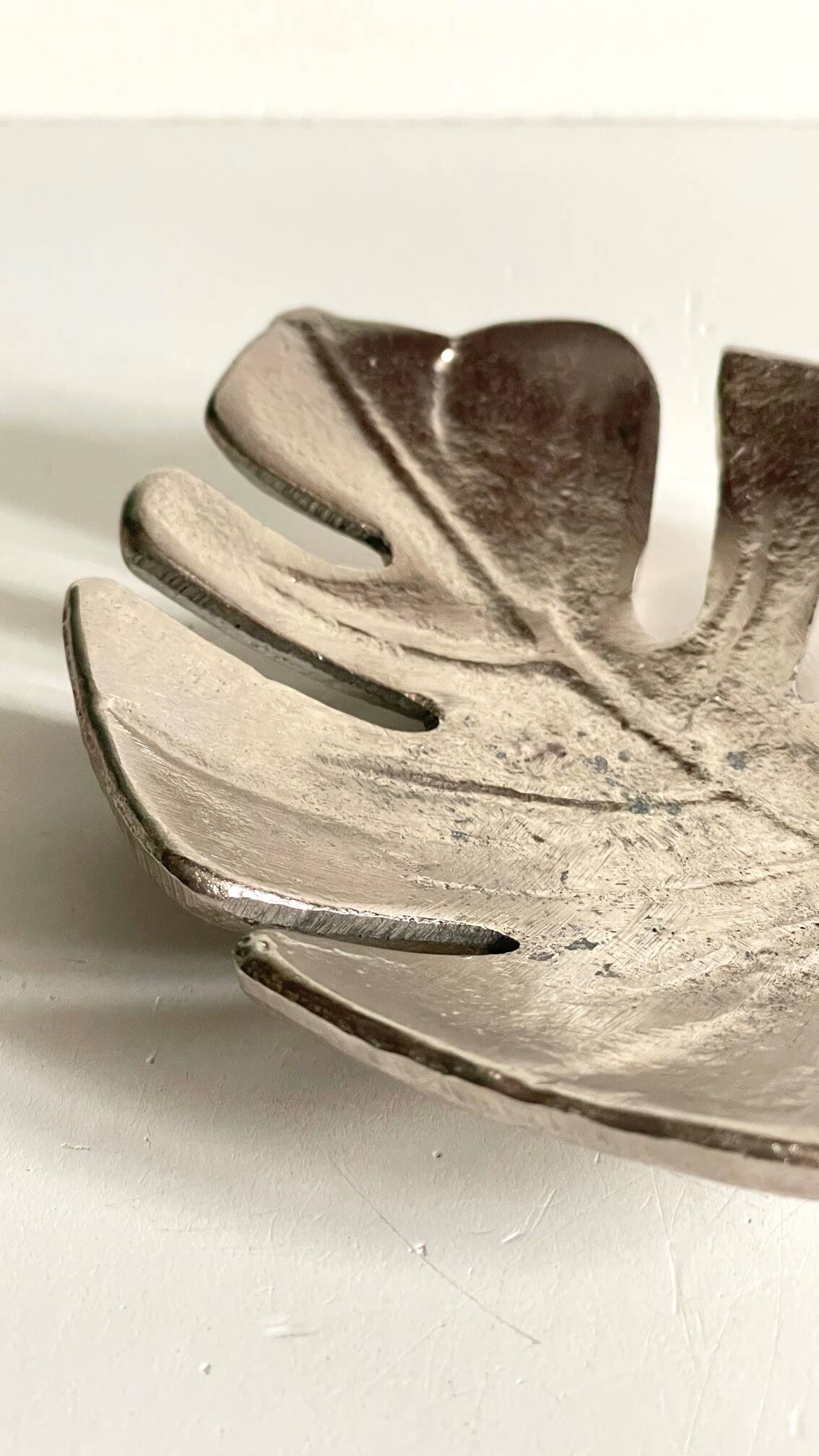 Leaf-shaped metal pocket emptier