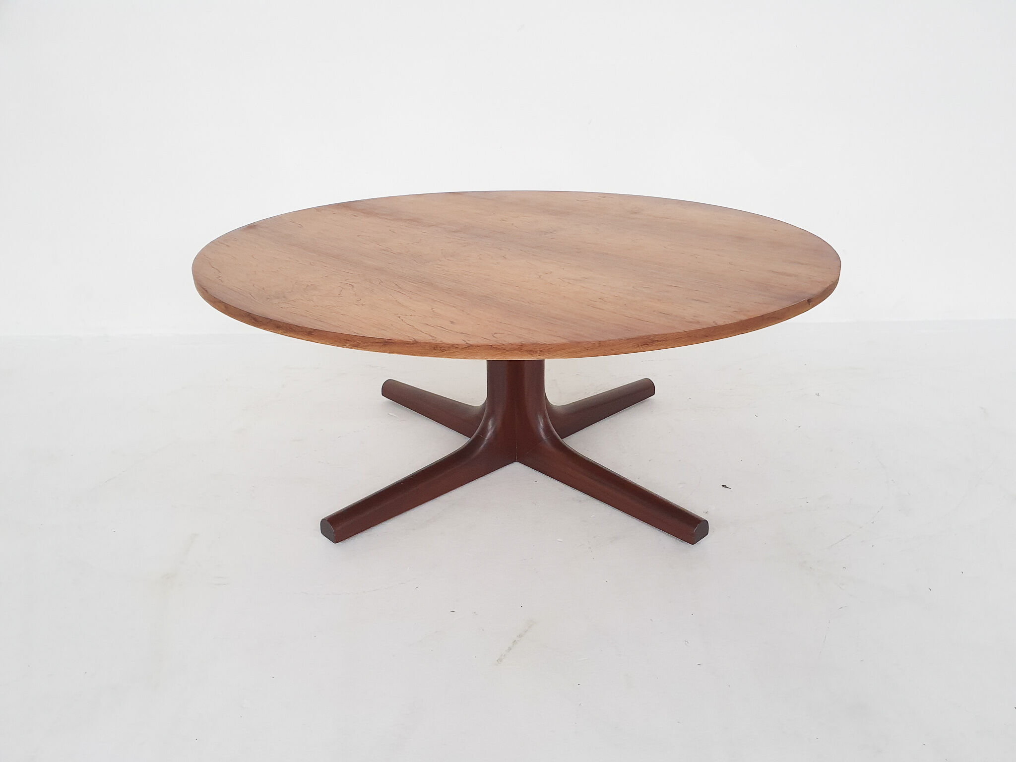 Table basse ronde en placage de bois de rose, années 1960