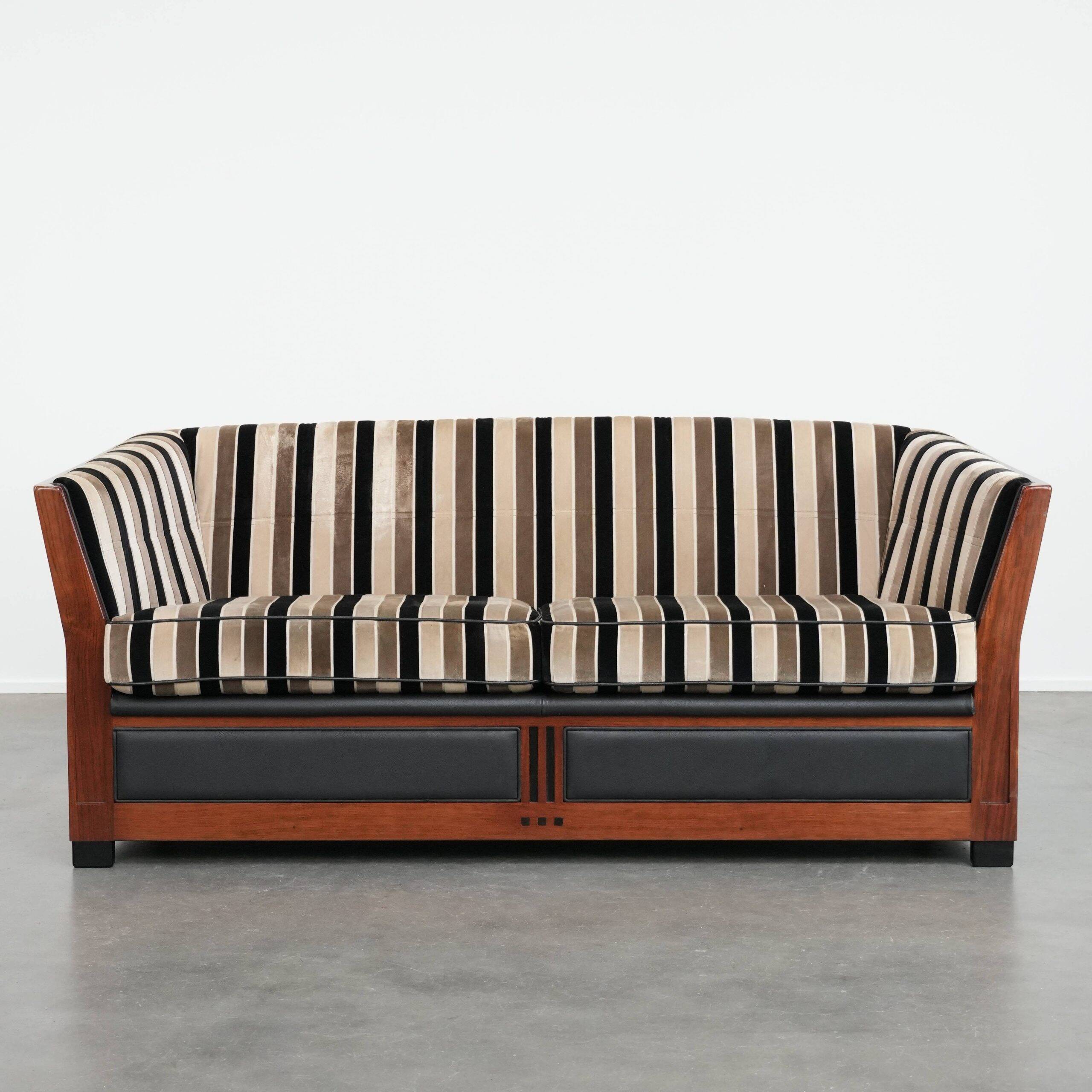 Canapé 2,5 places de luxe au design Art Déco, avec de magnifiques boiseries et un revêtement en tissu de haute qualité.