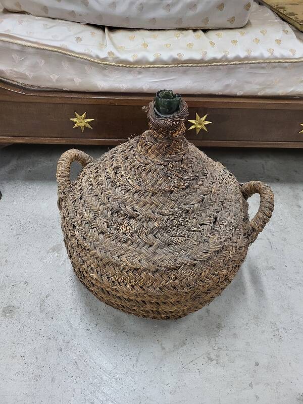 Fat dame jeanne with her braided hair